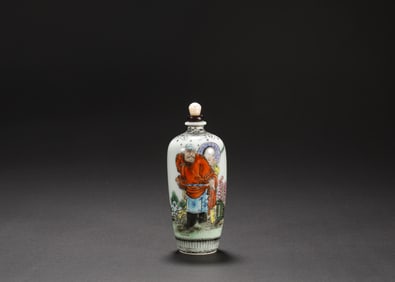Qing Dynasty porcelain snuff bottle