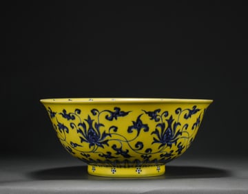 Ming Dynasty Xuande Yellow Bottom Blue and White Bowl
