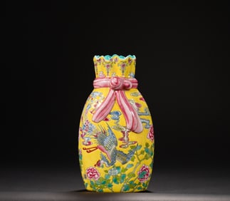 Qing Dynasty Qianlong enamel decorative vase