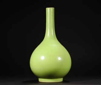 Qing Dynasty Yongzheng monochrome glazed bottle