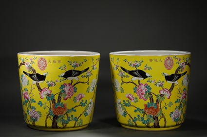 A pair of flower pots from Dayazhai during the Qing Dynasty