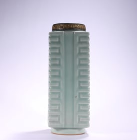 Zongshi bottle from Longquan Kiln of the Southern Song Dynasty