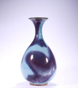 A long-necked bottle from Jun Kiln of the Northern Song Dynasty