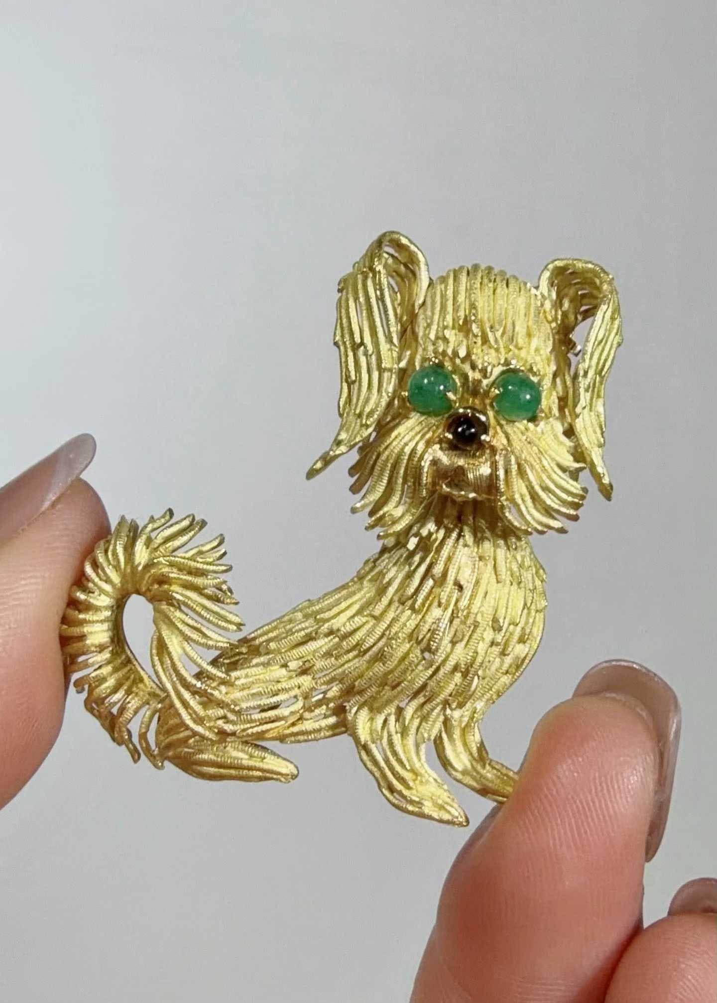 RETRO PERIOD 18K GOLD PUPPY BROOCH: Weight 21.4g, height 45mm, width 21.5mm, the overall use of 18k gold three-dimensional wire drawing hair fluffy texture shape vivid lifelike eyes emerald ornament smart god tail curls saucy classic lu