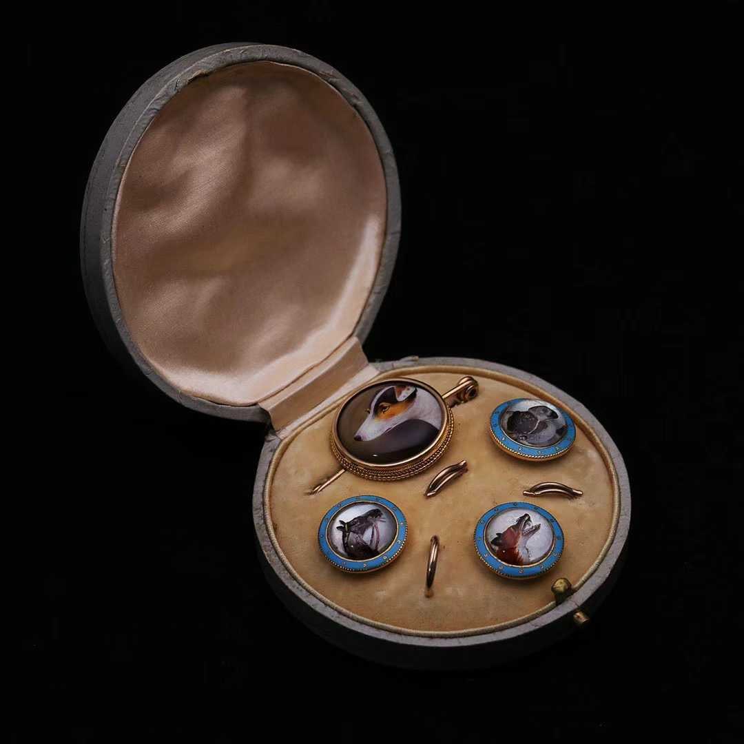 A SET OF 18K GOLD ESSEX CRYSTAL BUTTONS FROM VICTORIAN ERA: Original box brooch from the famous 1885 button 18CT gold standard complete set of good workmanship exquisite diameter 15.6-22.3 mm