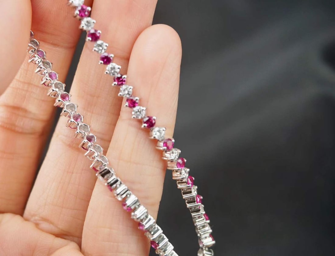 18 K WHITE GOLD RUBY DIAMOND TENNIS BRACELET: Overall 10.5 gRuby 2.85 carats, diamond 2.25 gramsThe quality of the bracelet is very good, and the diamonds and rubies are beautiful in orangeIt is comfortable to wear, the workmanship is good, and t