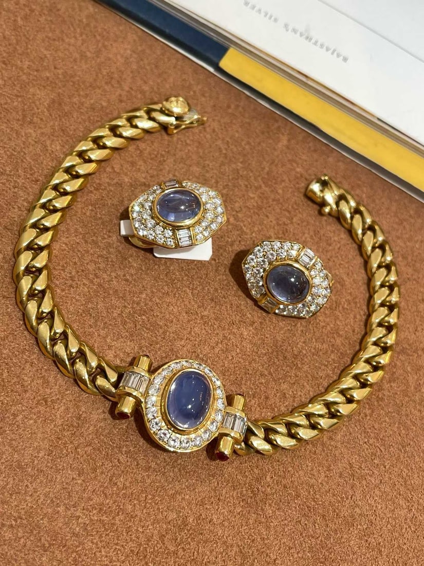 BVLGARI VINTAGE SAPPHIRE SET (BRACELET + EARRINGS) 18K GOLD: Classic Cuban chain, central inlay sapphire, with natural diamond surround, a set of extremely rare. The weight of the bracelet is 39.6g, and the hand circumference is less than 18. The earrings weigh