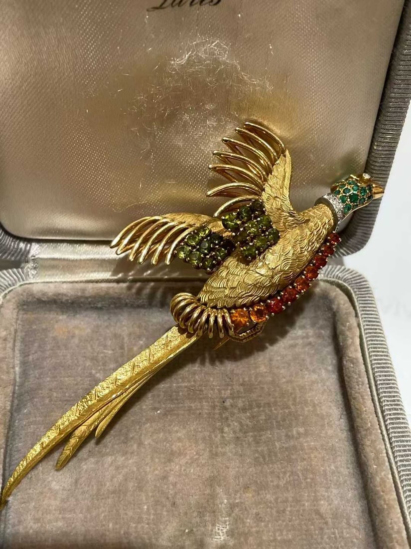 20TH-CENTURY 18K GOLD FRENCH HERMES ENGRAVED GOLD GEMSTONE ROOSTER BROOCH: Caragara design, eyes embellished with diamonds, set with emerald to represent the green feathers on the cheek, wings set with colored gems. Tail feather imprint "HERMES•PARIS" pin stamped with F