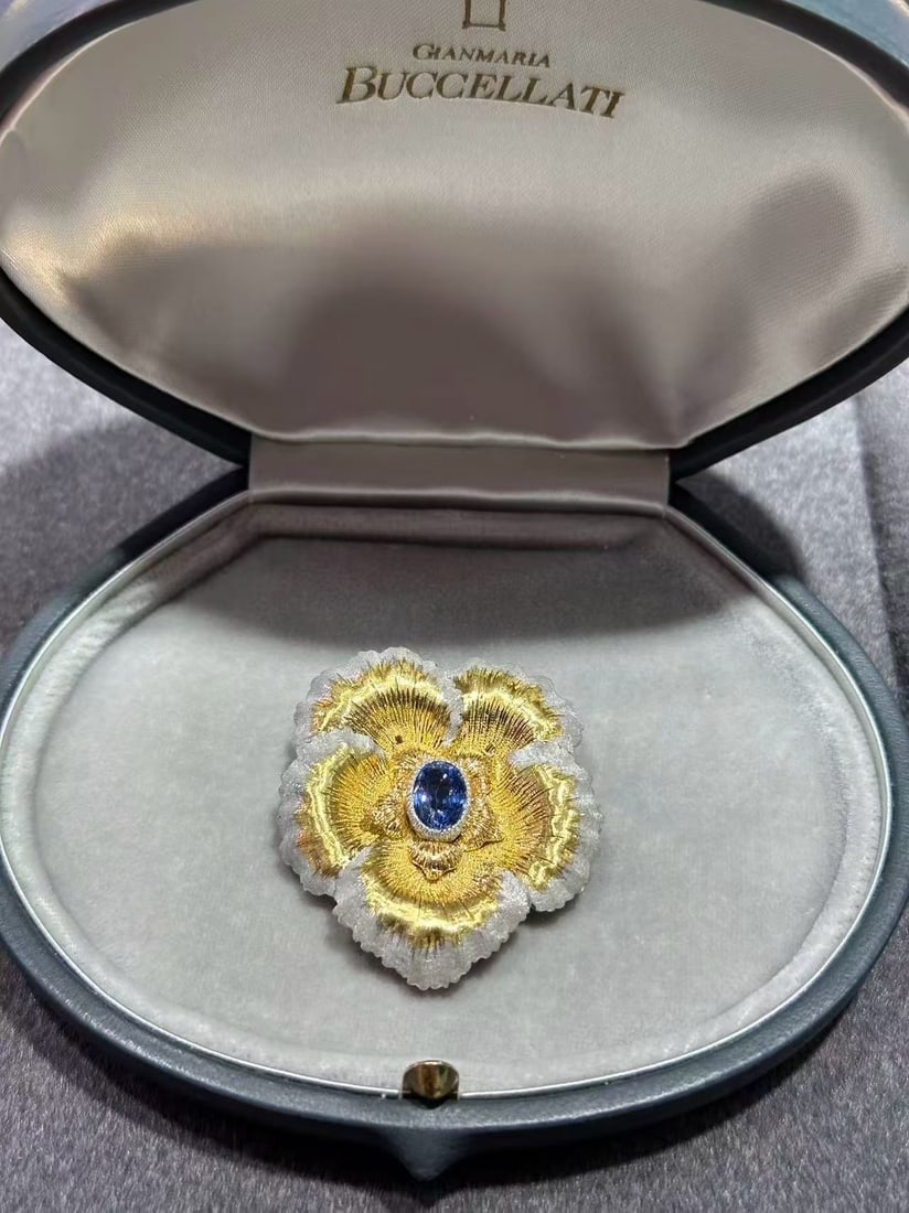 18K GOLD BUCCELLATI PANSIES FLOWER BROOCH FROM ITALY: It weighs 12.9g and measures 44x38.5mm