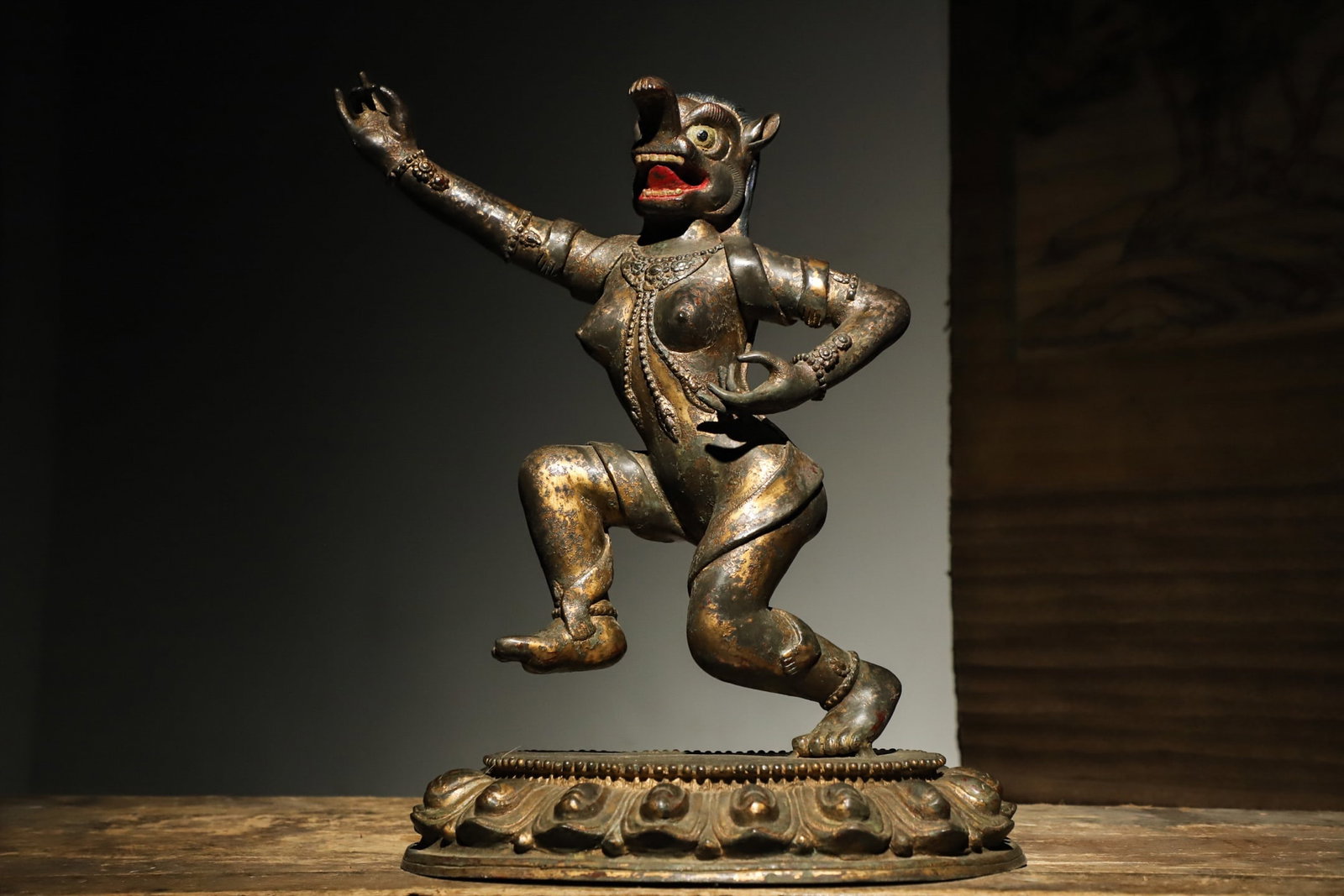 BRONZE GILDED TIBETAN STATUES OF THE QING DYNASTY: Weight:8100gH:45L:35W:26cmThis is a Tibetan Buddhist gilt-bronze statue of a Dakini, depicted in a wrathful form, standing on one leg atop a lotus pedestal with a dynamic posture. It is a typical reli