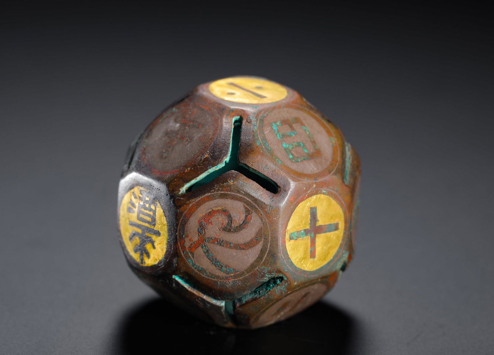 HAN DYNASTY INLAID GOLD AND SILVER INLAID GEMSTONE DICE: D:3.7cmWeight:70g The object is a spherical drinking game die, crafted with gold and silver inlay and text patterns.