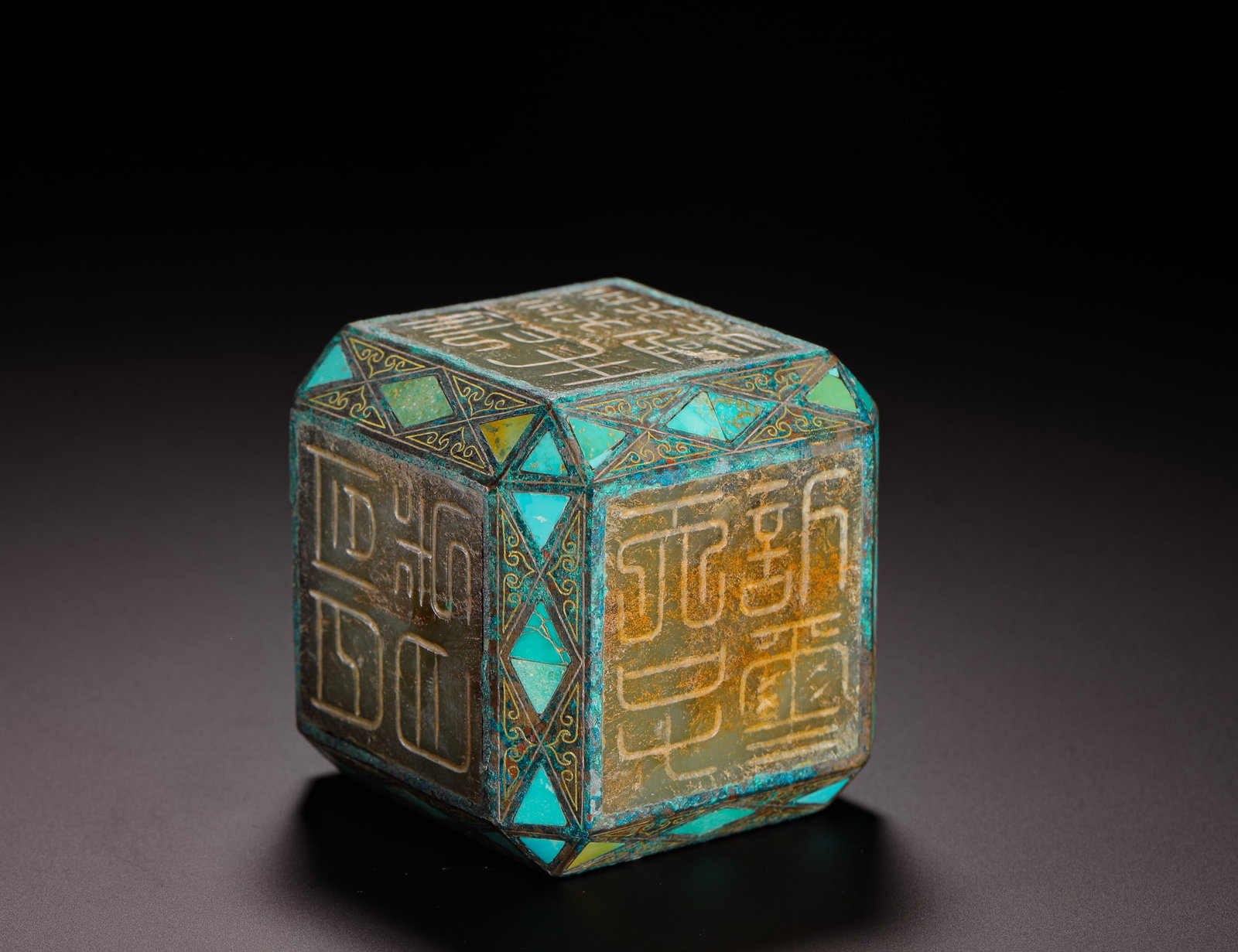 HAN DYNASTY INLAID GOLD AND SILVER INLAID TURQUOISE JADE SEAL: H:5.8cmW:5.8cmWeight:260gThese objects were private seals of Han Dynasty nobles. The characters symbolized status and authority, reflecting the luxury of the period