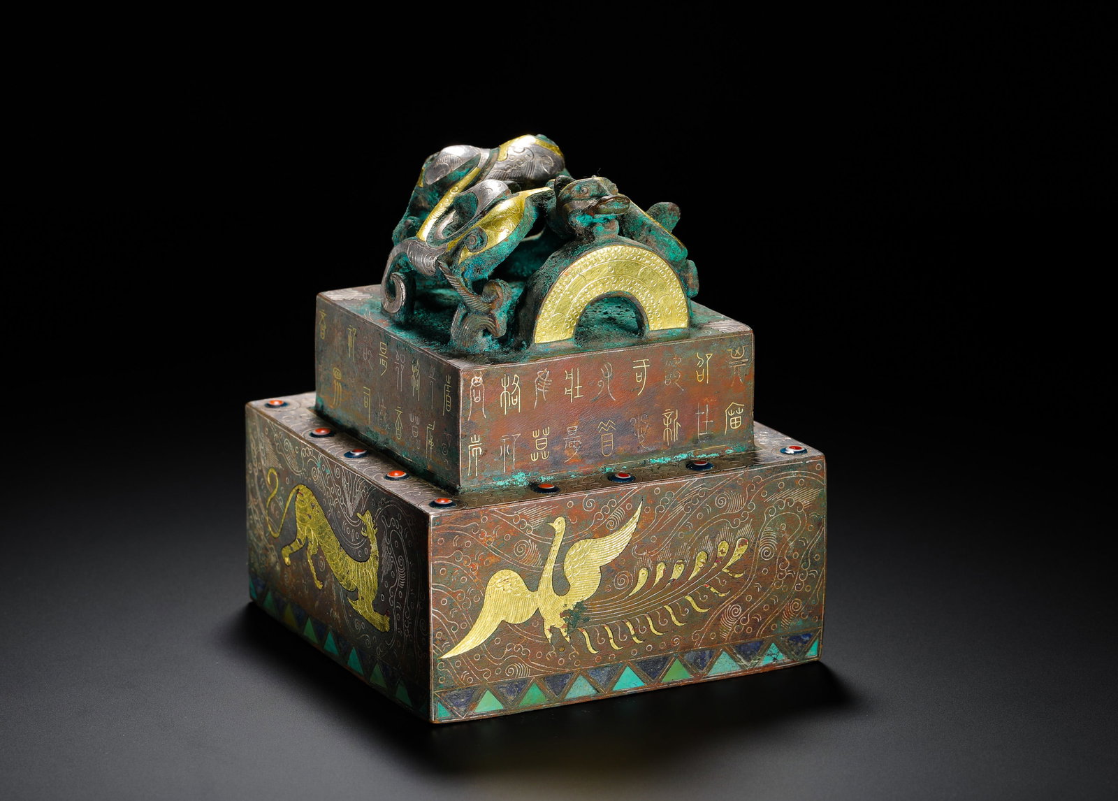 HAN DYNASTY INLAID GOLD AND SILVER INLAID GEMSTONE DRAGON AND PHOENIX PATTERN CHI KNOB SET SEAL: H:12cmW:10cmWeight:2290gThese objects were private seals of Han Dynasty nobles. The dragon and phoenix motifs symbolized authority and good fortune, reflecting the luxury of the period.