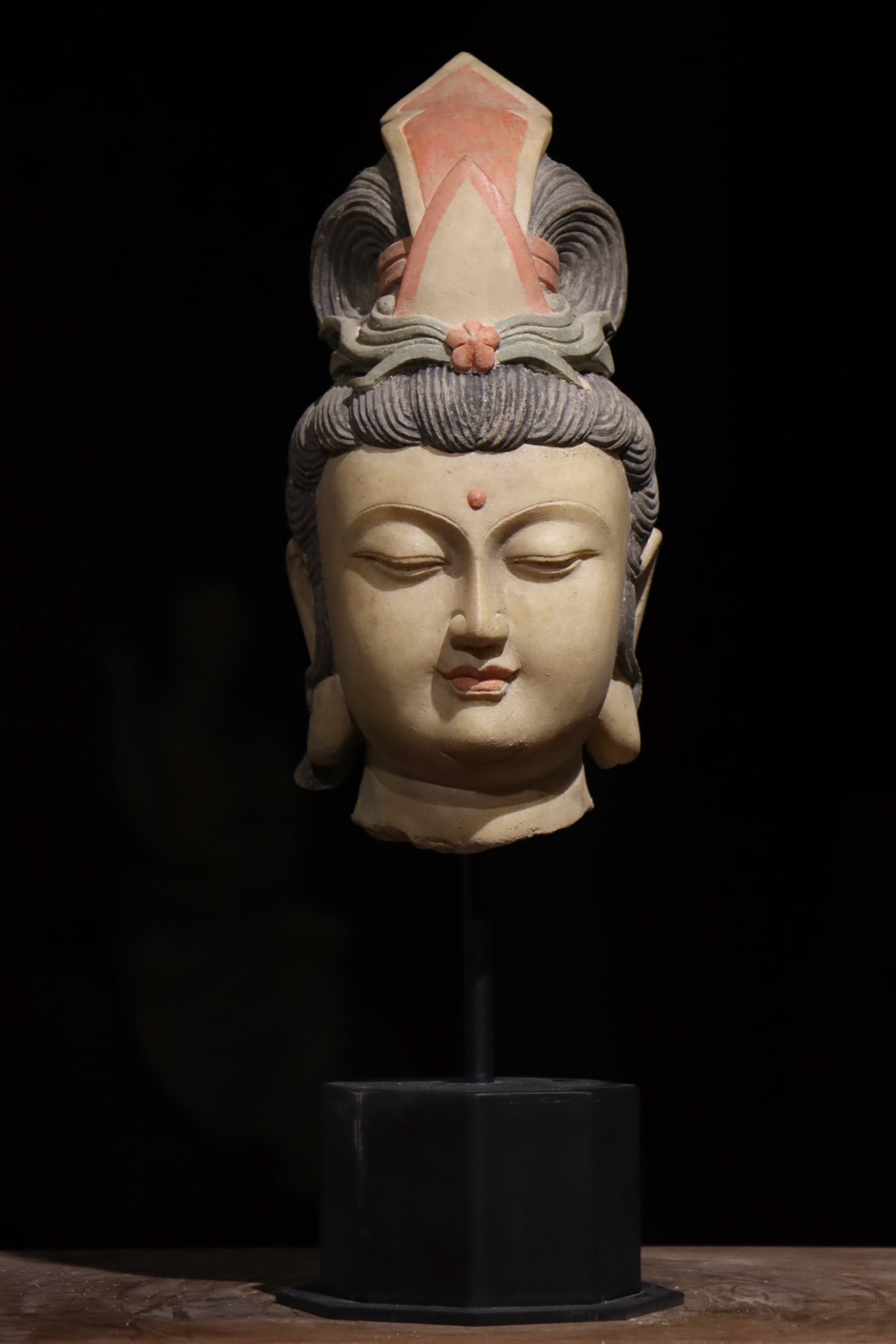 PAINTED WHITE MARBLE GUANYIN HEAD FROM THE NORTHERN WEI DYNASTY: H:51cm(20.08in)H:33cm(12.99in)