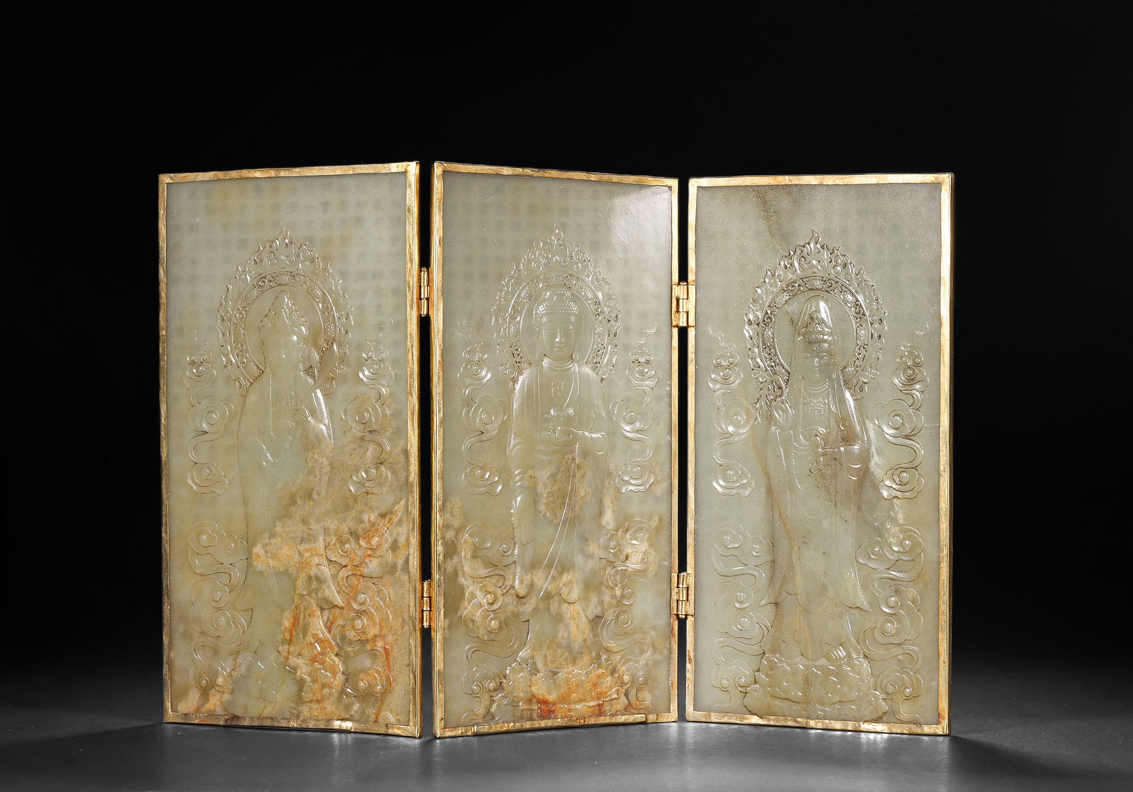 QING DYNASTY HETIAN JADE-ENCRUSTED WESTERN THREE SAGES THREE-FOLD SCREEN: H:21.0cm(8.27in) W:11.5cm(4.53in) Weight:740g(1.63lb)This screen is made of Hetian jade as the main body, inlaid with gold edges, and connected by gold hinges. Each jade panel is carved in low relief 