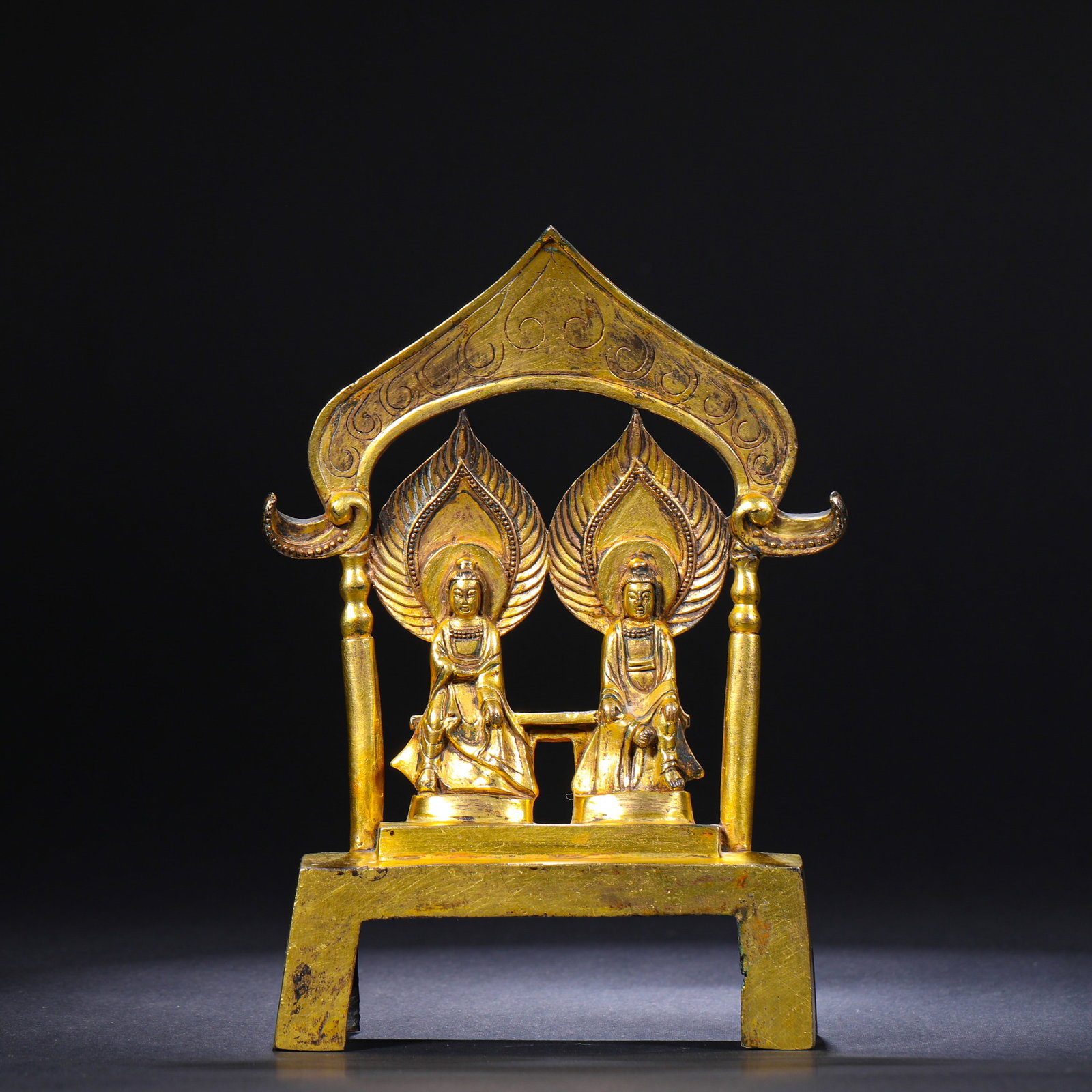 TANG DYNASTY GILDED COPPER NICHES FEATURING DOUBLE BODHISATTVAS: H:17.5cm(6.89in)W:11.2cm(4.41in)Weight:550g This is a gilded bronze double Bodhisattva shrine, likely dating from the Northern Dynasties to the Sui-Tang period. It features two seated Bodhisattvas, fl
