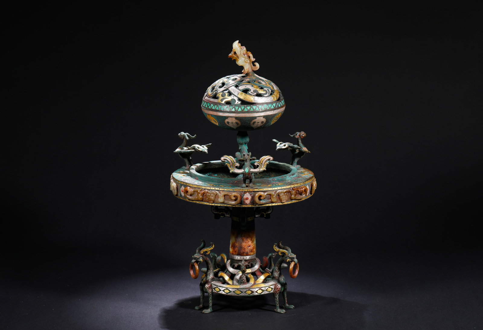HAN DYNASTY INLAID GOLD AND SILVER INLAID JADE GEMSTONE DRAGON AND PHOENIX PATTERN HIGH FOOT: H:37cmW:20cmWeight:3820g This is a high-stem incense burner with dragon and phoenix patterns, inlaid with jade and gemstones and decorated with gold and silver inlay. Centered on an openwork spherical