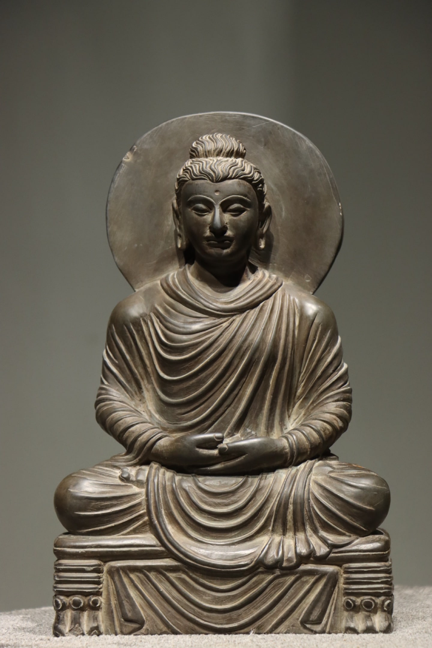 6TH-CENTURY BLUESTONE GANDHARA STATUES: H:35cm