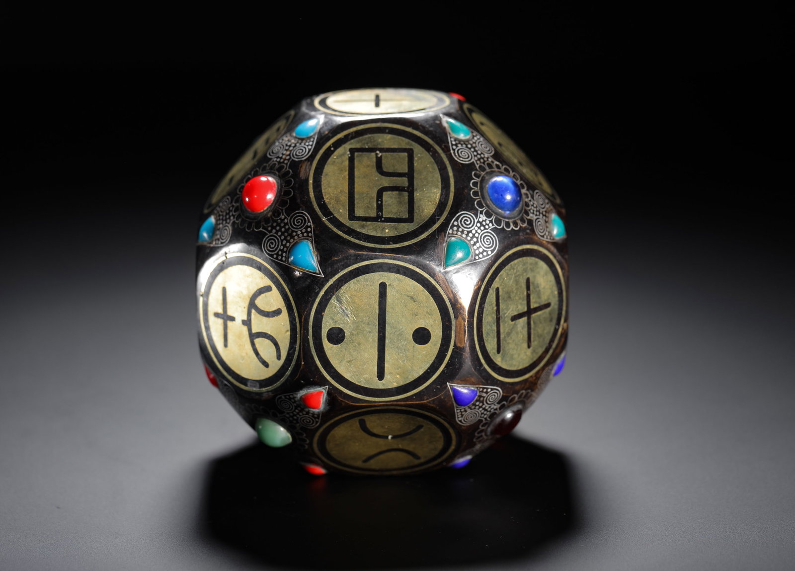HAN DYNASTY INLAID GOLD AND SILVER INLAID GEMSTONE WINE DICE: D:9.5cmWeight:1480g