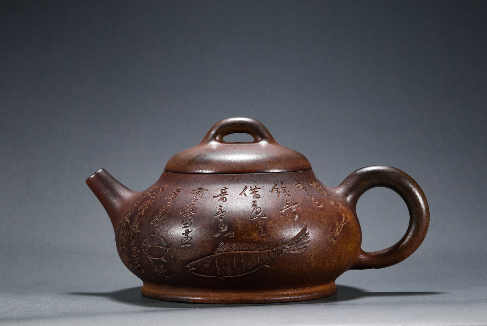 GU JINGZHOU'S FINE KILN-TRANSFORMED PURPLE CLAY TEAPOT: H:10cmW:18.5cm
