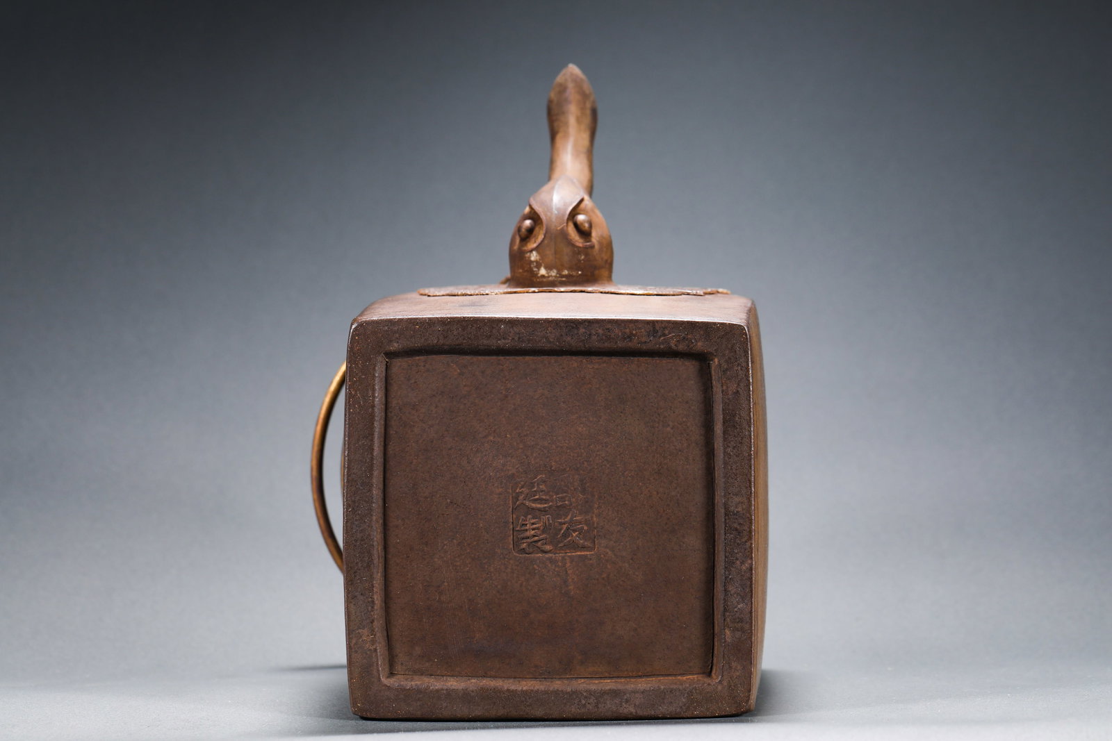 A FINE PURPLE CLAY TEAPOT BY SHAO YOUTING OF THE QING DYNASTY: H:22cmW:18.5cm