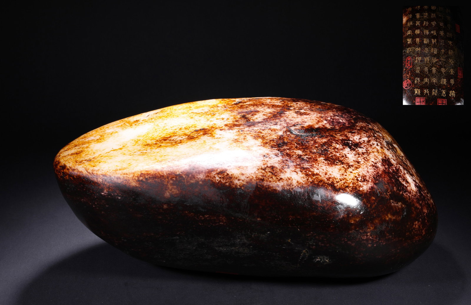 HETIAN JADE WITH A SINGLE SEED INSCRIBED IN SEAL SCRIPT BY EMPEROR QIANLONG: H:40cm(15.75in) W:24cm(9.45in) Weight:32000g(70.55lb)Elegant intaglio carved imperial Qianlong poetry in orthodox court seal script, with concise neat ancient calligraphy. Paired with complete imperia