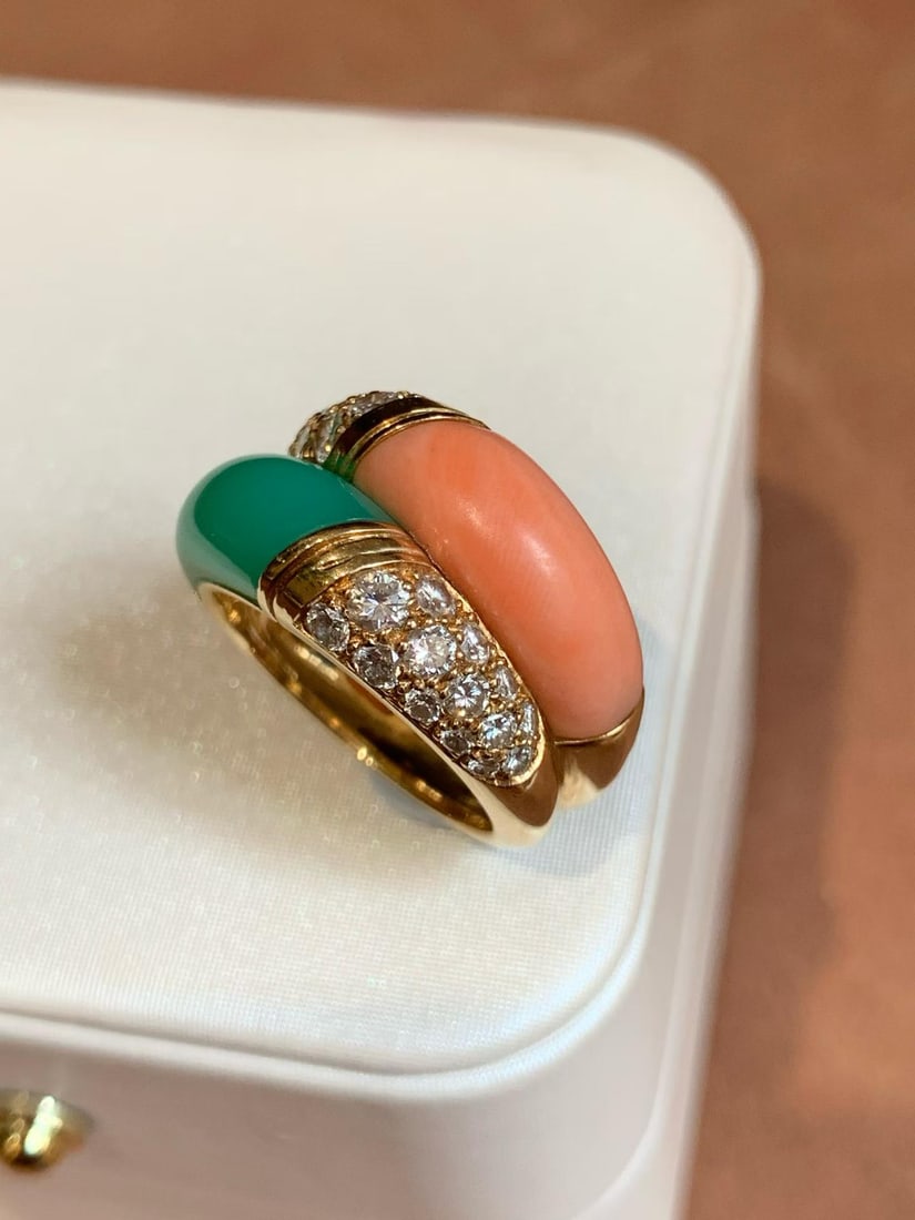 FRENCH 18K GOLD NATURAL CORAL GREEN CHALCEDONY DIAMOND RING: The color of natural pink coral is rich and full, and the contrasting color is bright green, and the natural green chalcedony with transparent texture is perfect for color matching. Handcrafted, inlai