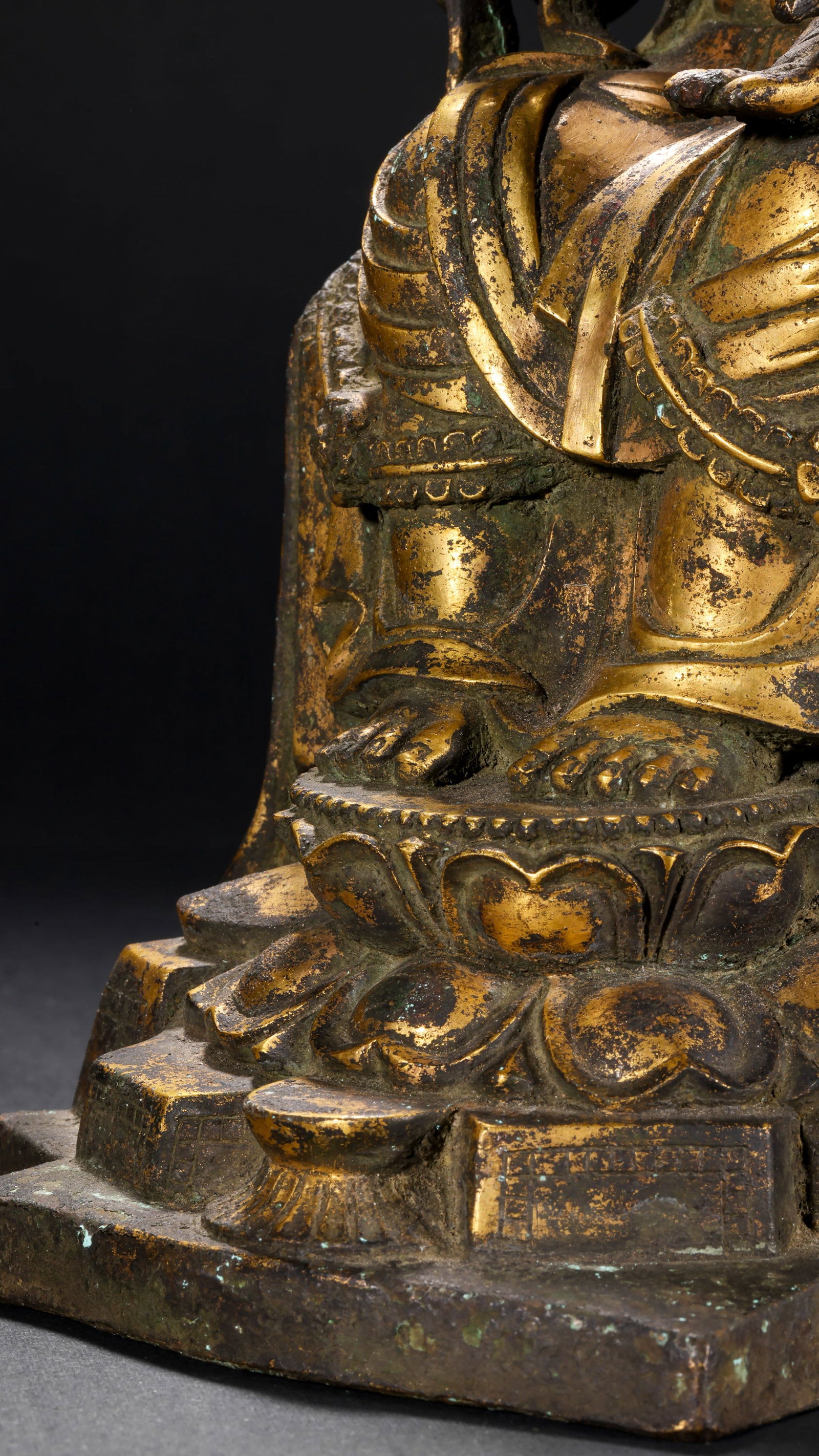 A SEATED STATUE OF GUANYIN BODHISATTVA IN GILDED COPPER FROM THE MING DYNASTY: H:26cm(10.24in) W:13.5cm(5.31in) Weight:2220g(4.89lb)This statue is cast in bronze and gilded. Guanyin Bodhisattva sits in the lotus position on a lotus throne, wearing a precious crown with a compass