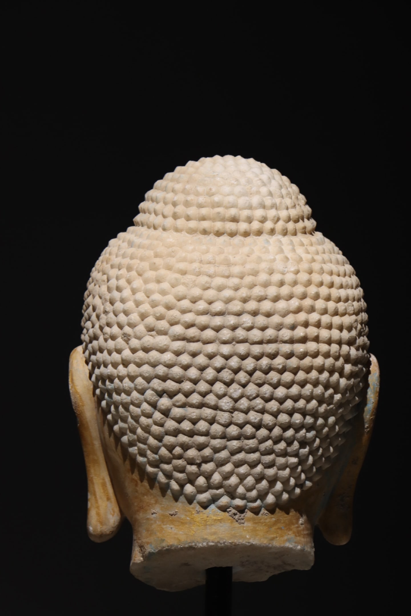 TANG WHITE MARBLE WITH A GOLDEN BUDDHA HEAD (1 of 1)