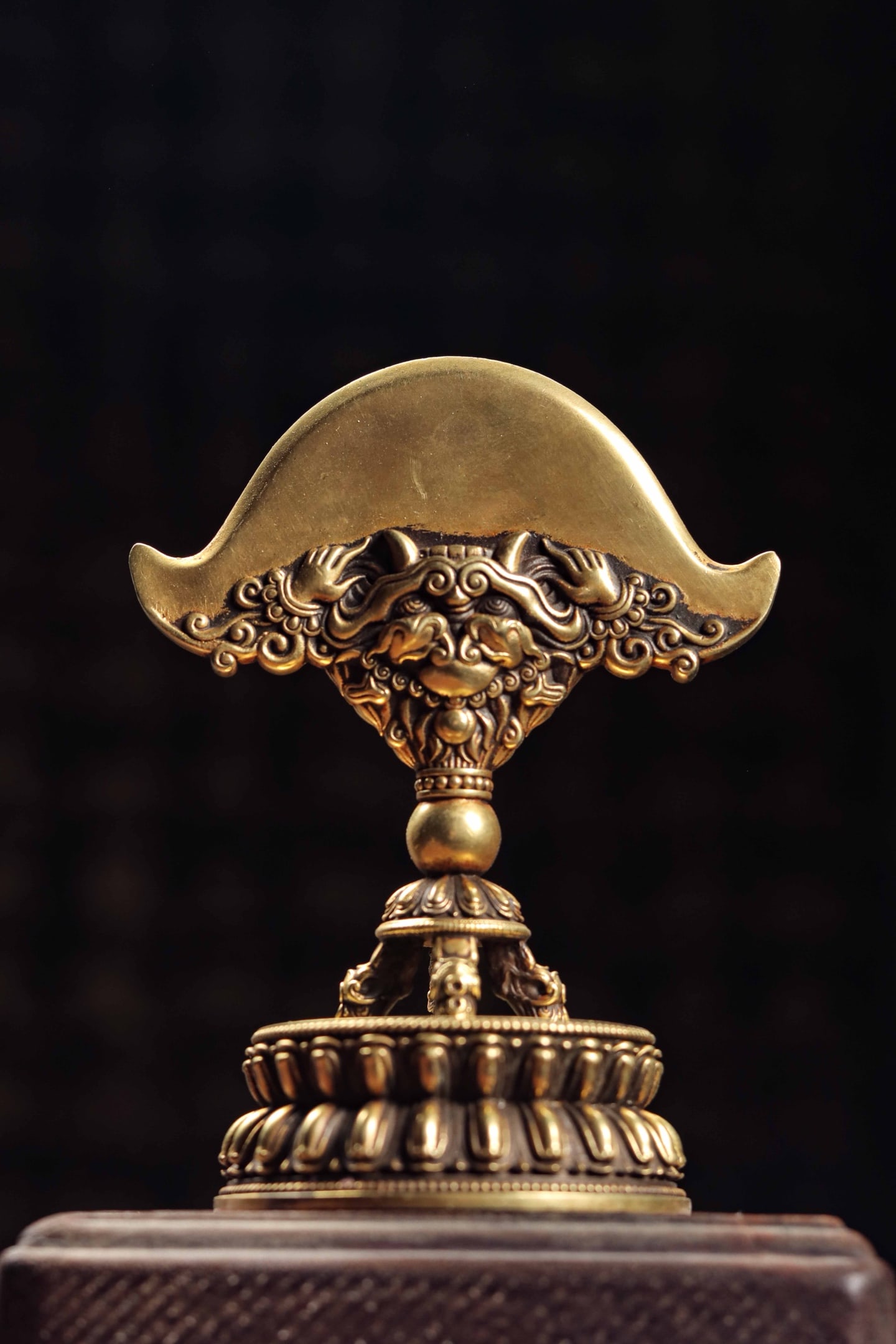 BRONZE GILDED BUDDHIST OFFERINGS OF THE QING DYNASTY: DHARMA WHEEL: Weight:137g(0.30lb)H:10.6cm(4.17in)W:7.8cm(3.07in)T:5.6cm(2.20in)Three-layer stacked lotus Sumeru base with plump distinct layered lotus petals, supported by three guardian beast feet with vivid delic