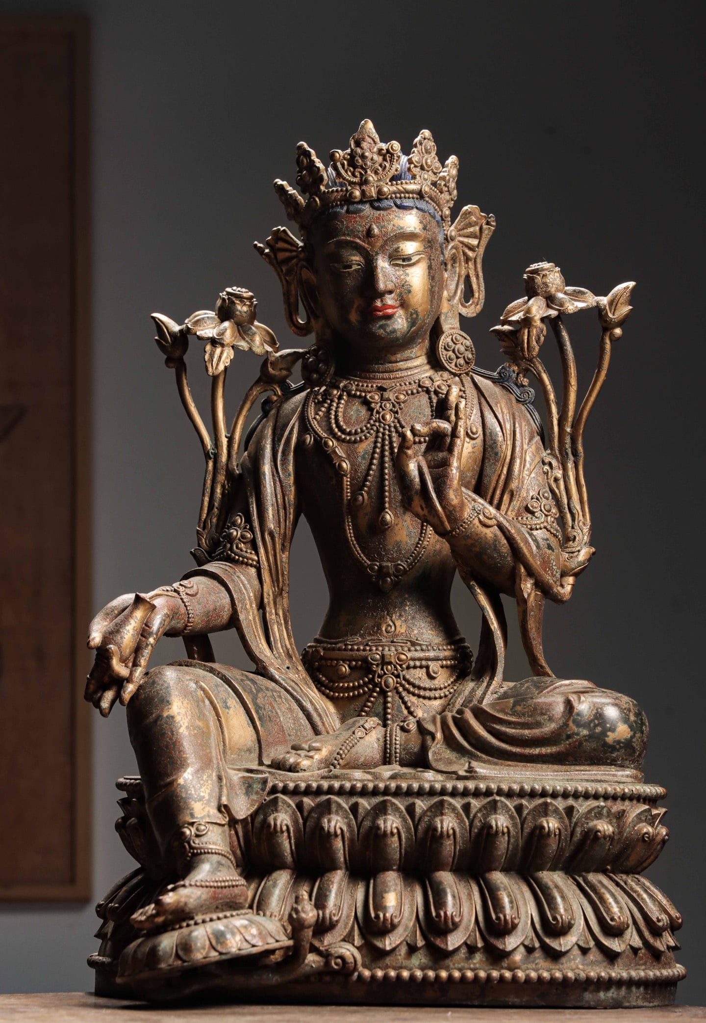 GILDED BRONZE OF THE MING DYNASTY • A STATUE OF TARA: Weight:20000g(44.09lb)H:61cm(24.02in)W:39cm(15.35in)T:27cm(10.63in)This is an exquisite sitting statue of Padma Avalokite?vara with relaxed posture, integrally cast from fine bronze in Ming Dynasty wi