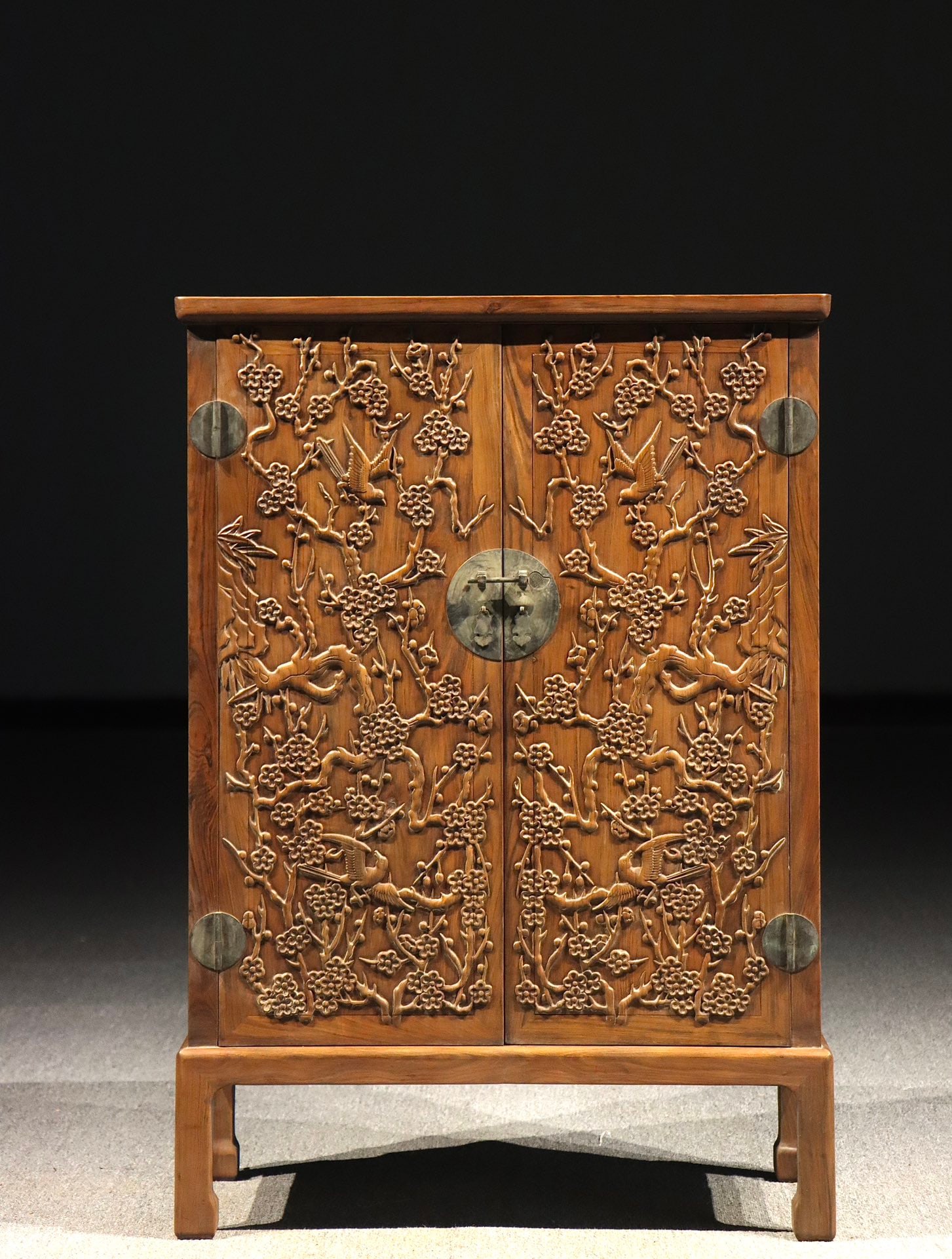 A WARDROBE WITH YELLOW ROSEWOOD AND BIRD PATTERNS FROM THE QING DYNASTY: H:100cm W:70cm T:36cm