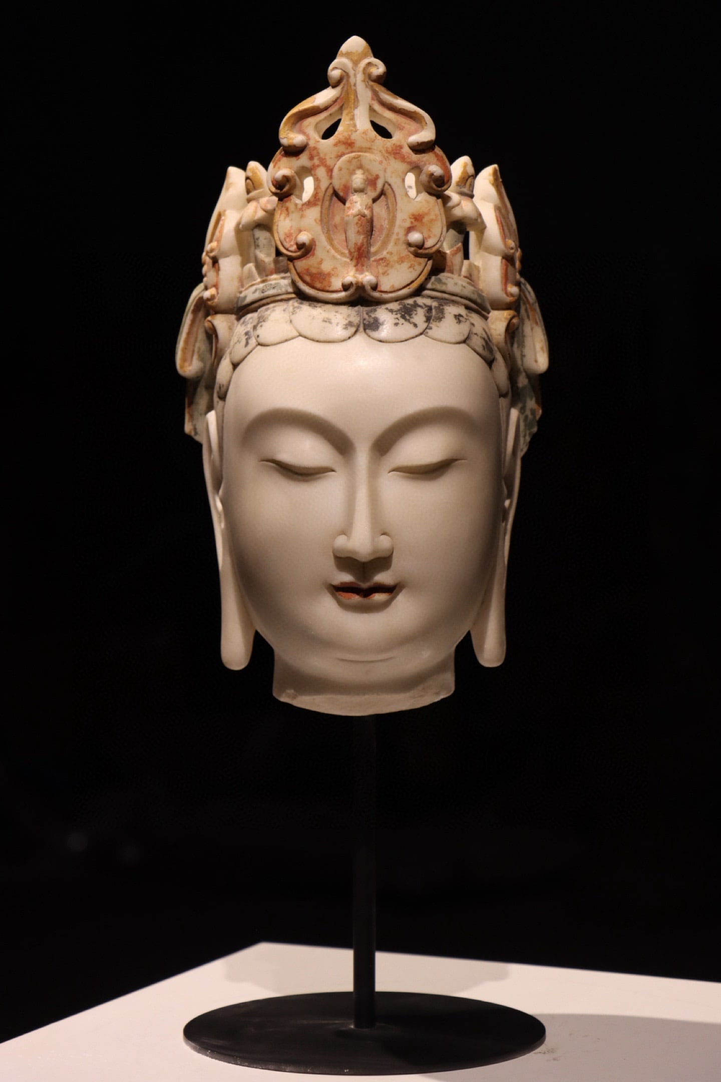 A WHITE MARBLE STATUE OF A BODHISATTVA FROM NORTHERN QI: H:33cm H:51cm