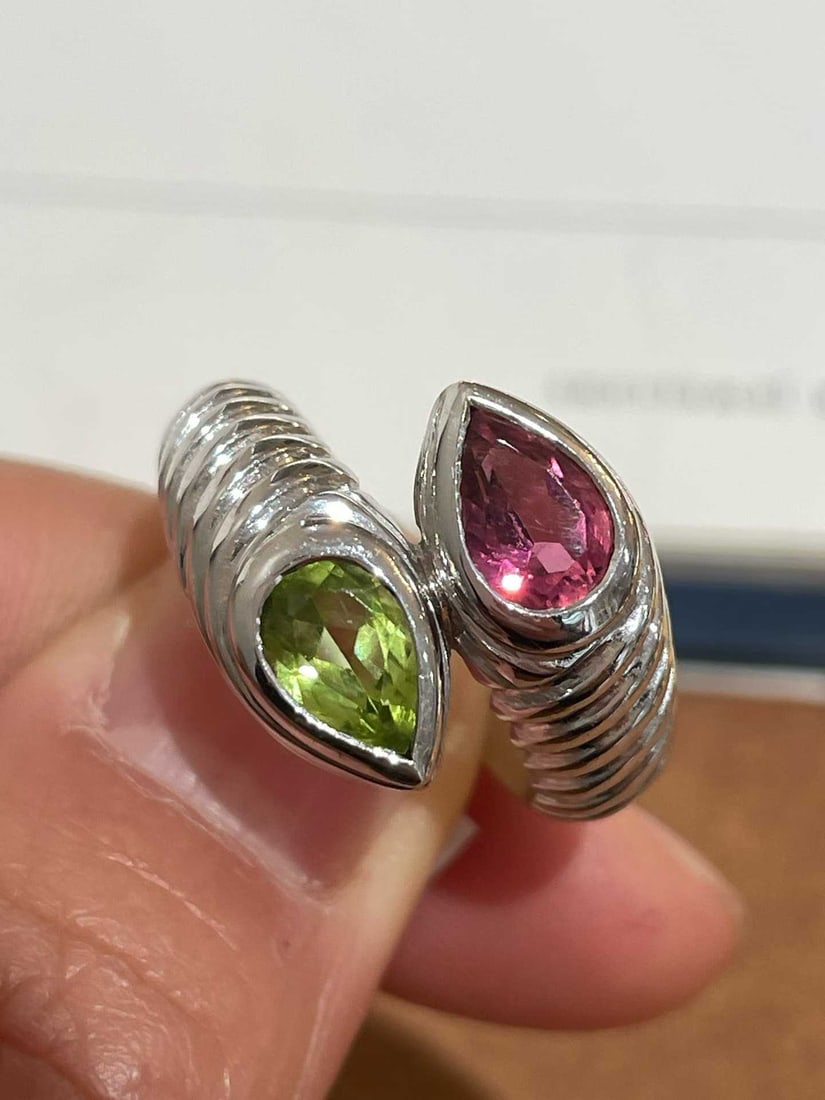 BVLGARI 18K WHITE GOLD SERPENTINE COLORED GEMSTONE RING: Weight 10.7g, circle port size 14