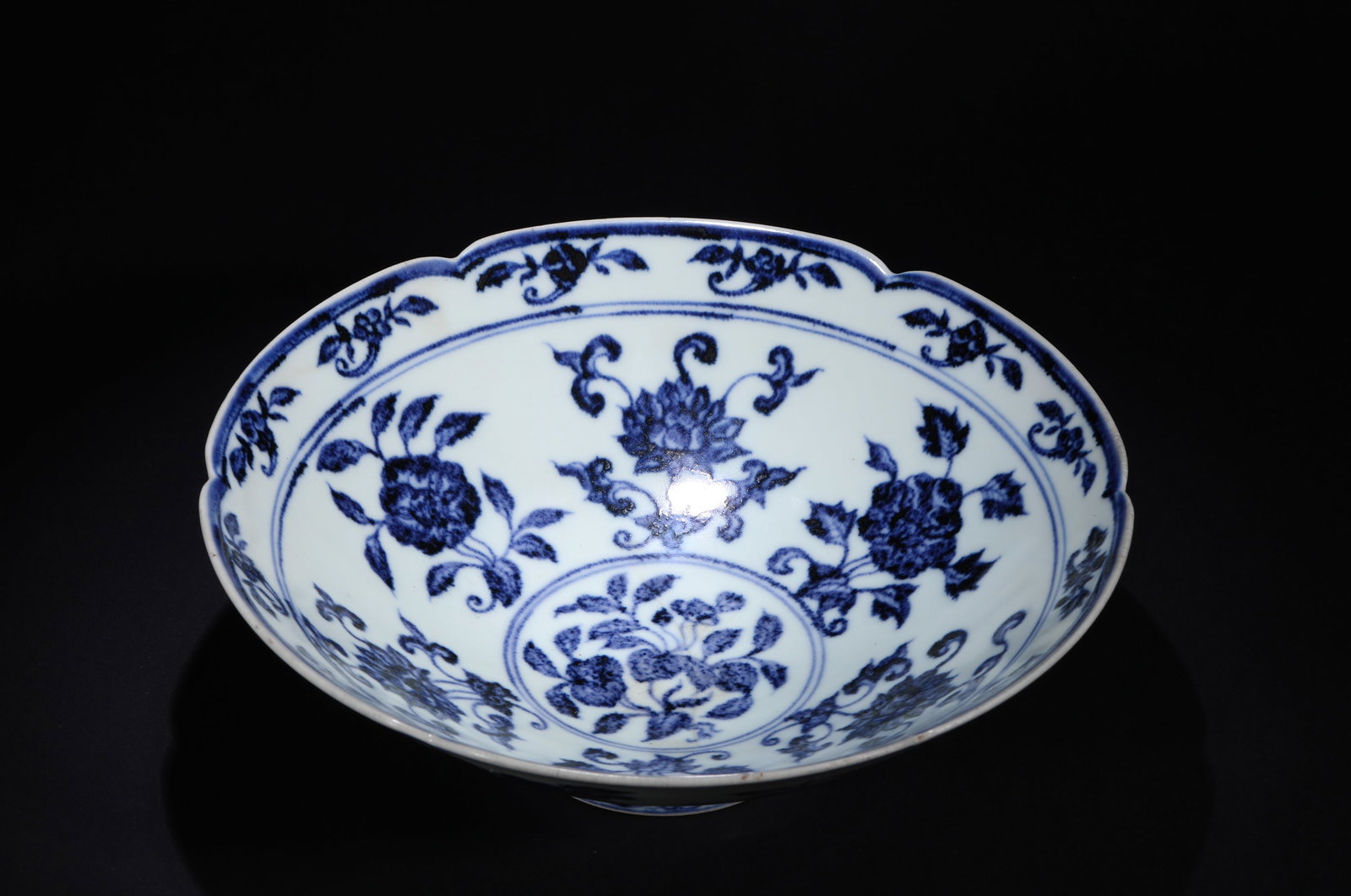 A BLUE AND WHITE BOWL FROM THE XUANDE PERIOD OF THE MING DYNASTY (1 of 6)
