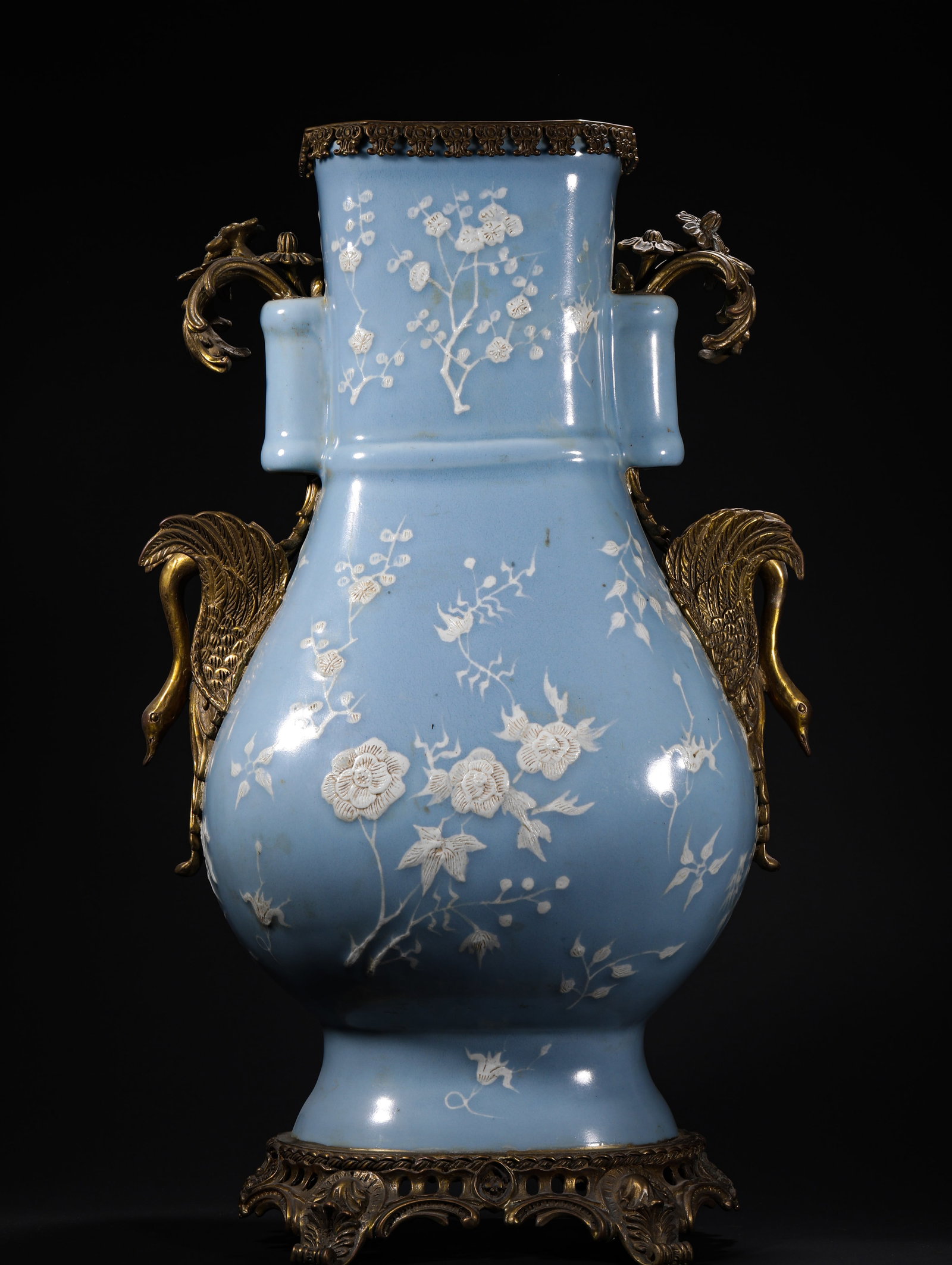 QING DYNASTY QIANLONG SKY BLUE GLAZED JAR WITH WHITE PATTERNS: H:52cmW:31cm