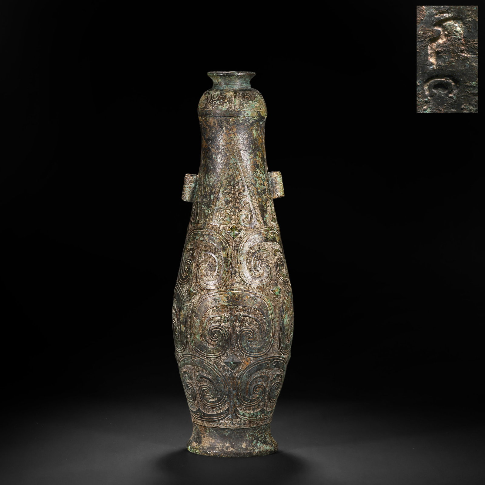 SHANG DYNASTY BRONZE CLOUD AND THUNDER PATTERN THROUGH-EAR POT: H:45.0cm(17.72in) W:14.0cm(5.51in) Weight:3130g(6.90lb)This vessel is cast in bronze, with a small mouth, narrow neck, sloping shoulders, bulging belly and ring foot, and symmetrical pierced ears on t