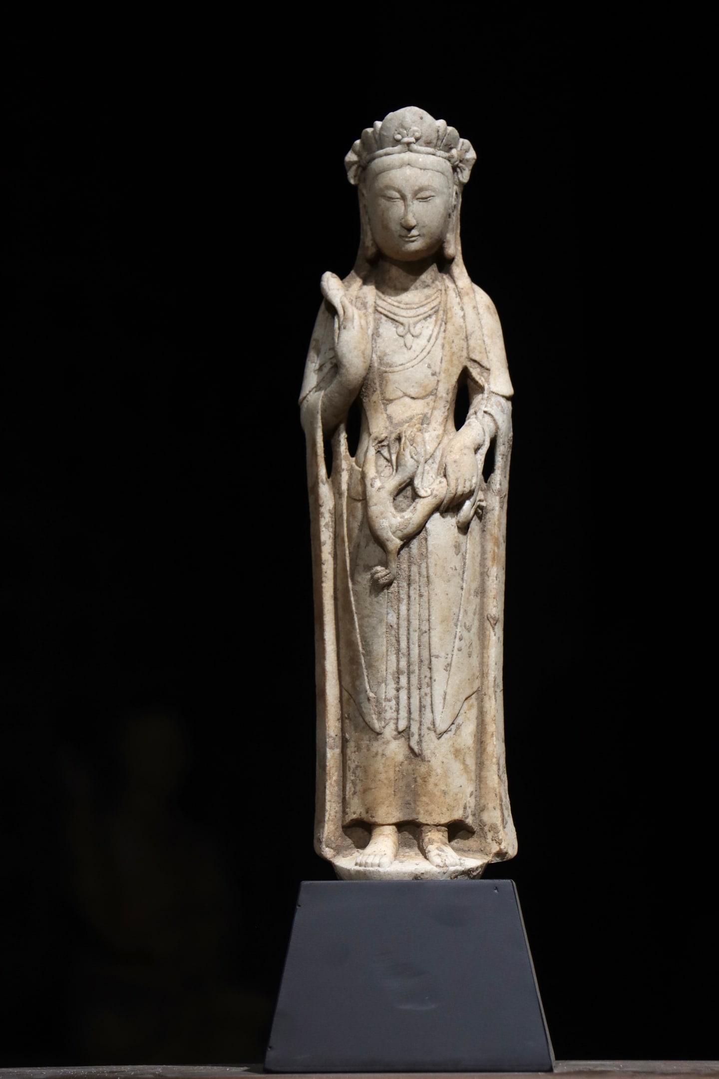 A WHITE MARBLE STATUE OF GUANYIN STANDING FROM THE TANG DYNASTY: H:50cm(19.69in)This is a fragmented standing sculpture of Guanyin Bodhisattva carved from white marble of Tang Dynasty. The marble texture is solid and primitive, with pale ancient warm color and smoo