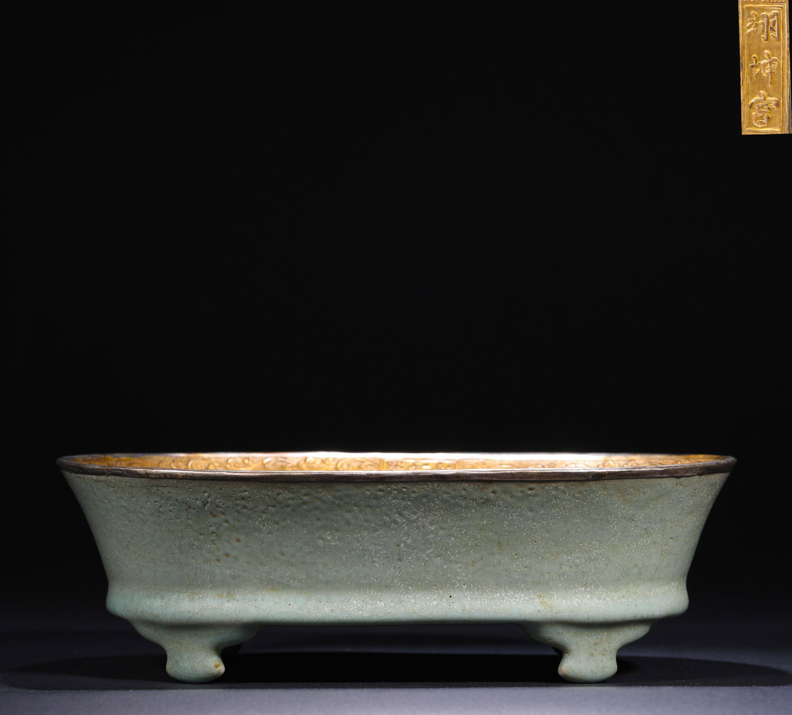 A SONG DYNASTY RU KILN SKY-BLUE GLAZED FLOWER-SHAPED NARCISSUS BASIN: H:7.8cm(3.07in)W:24.8cm(9.76in)This Northern Song Ru kiln sky-blue glaze begonia-shaped narcissus basin, marked with "Yi Kun Gong", features a warm sky-blue glaze and fine crab-claw crackles, represen