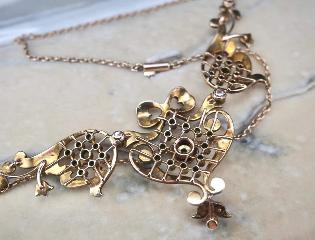 ROMANTIC SMALL PEARL PERIDOT NECKLACE FROM THE VICTORIAN ERA OF THE 1900S: Drapery model collocation lace bow, dream only beautifulMade of 18 carat gold, the necklace weighs 16.2 grams and is 40 centimeters long