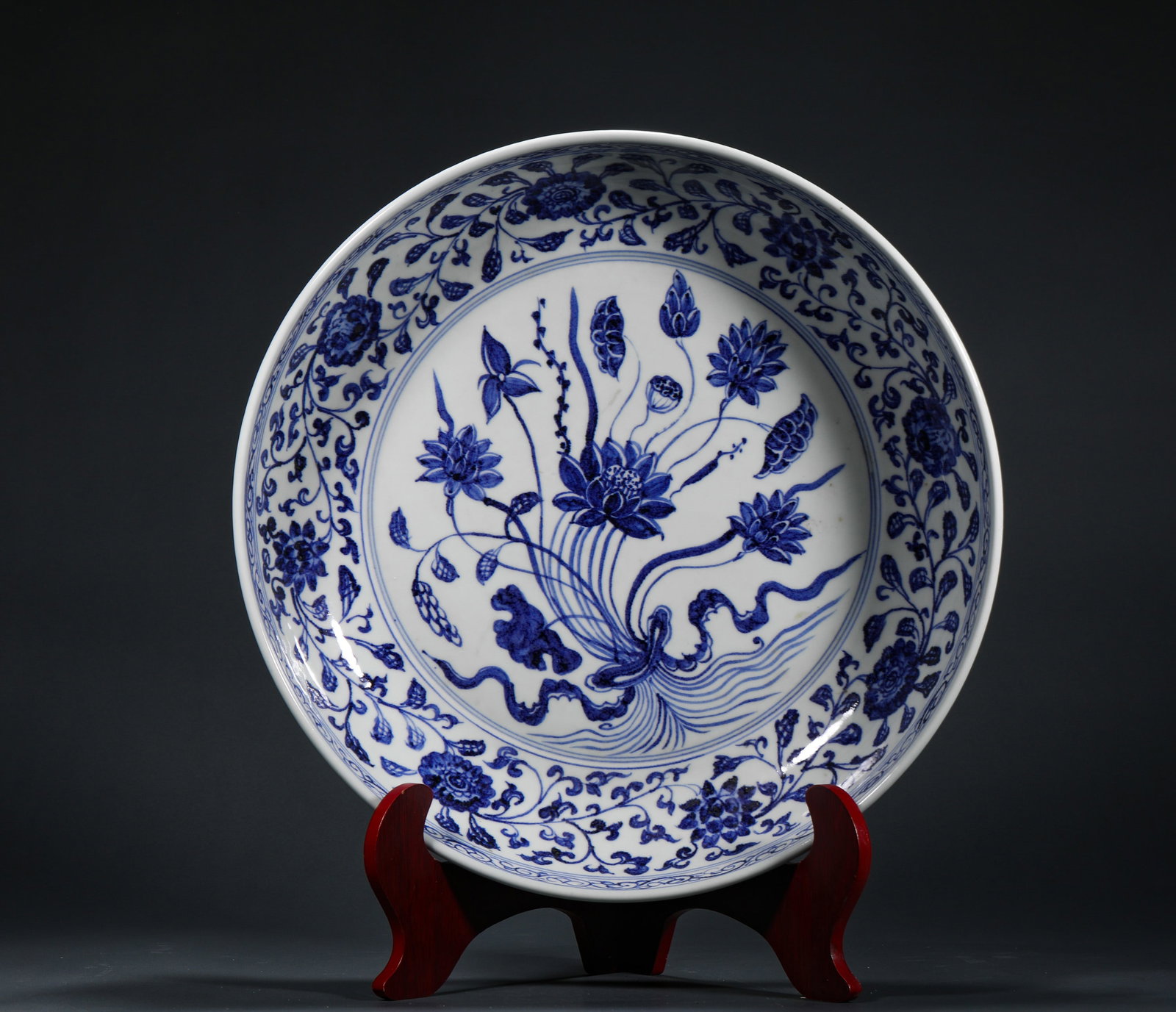 A LARGE PLATE OF BLUE AND WHITE PORCELAIN WITH LOTUS PATTERNS: D:39.5cm