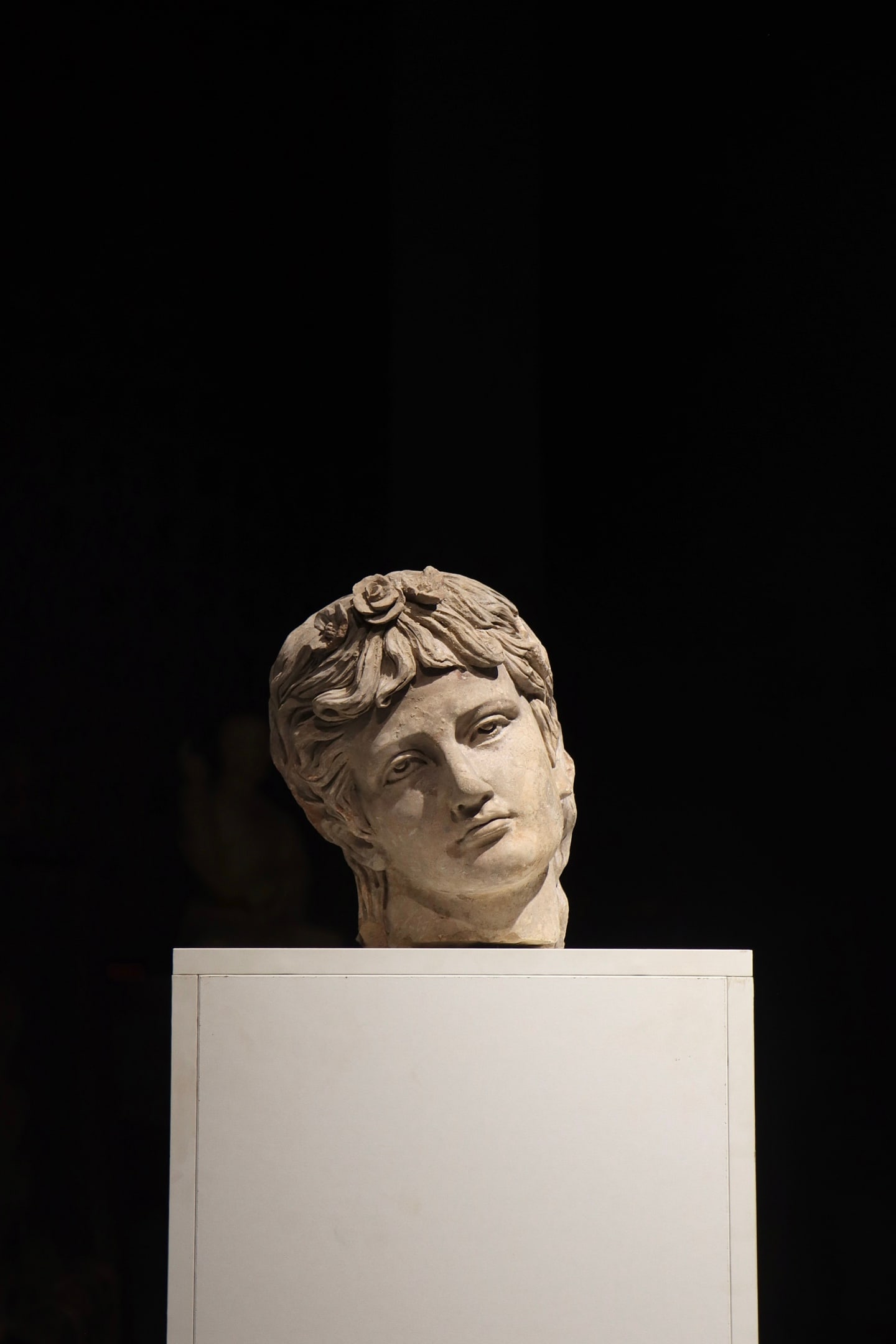 ANCIENT GREEK STONE-CARVED HEAD: H:28cm(11.02in) This is a marble female head sculpture from the Greco-Roman period (or a Gandhara-style Bodhisattva fragment). Carved from white marble, it features soft curly hair adorned with rose-s