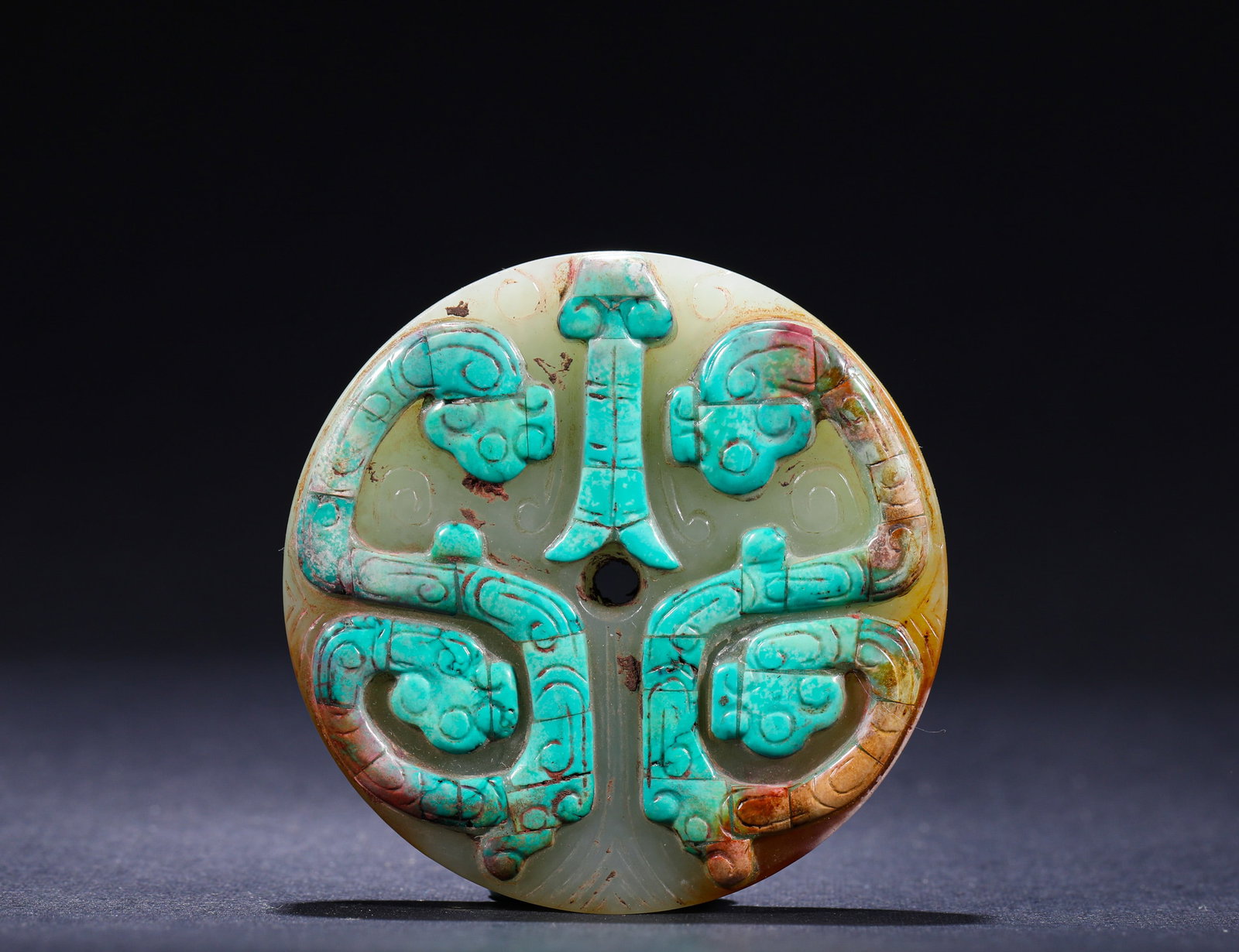 ANCIENT HAN DYNASTY JADE DISC WITH TURQUOISE AND DOUBLE DRAGON PATTERNS: D:5.3cm(2.09in) Weight:70g(0.15lb)This is an ancient jade bi disc inlaid with turquoise and carved with double-dragon patterns, featuring warm jade texture and exquisite craftsmanship, a precious work