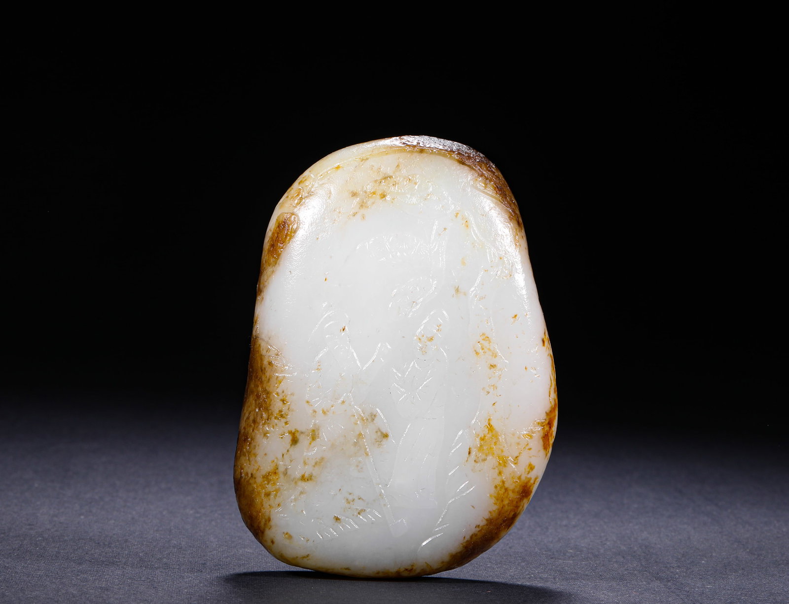 HETIAN JADE CARVING FIGURE STORY CONFORMAL SEED MATERIAL: H:9.5cm(3.74in) W:7cm(2.76in) Weight:350g(0.77lb)Preserved natural original pebble shape, with elegant shallow intaglio relief carving of ancient traveling figure scenes. The simple graceful carving f