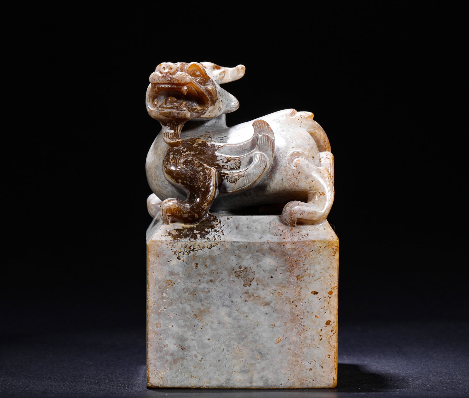 ANCIENT JADE SEAL OF THE HAN DYNASTY: H:12cm(4.72in) W:6.3cm(2.48in) Weight:1040g(2.29lb)This is an ancient jade seal with an auspicious beast knob, featuring calcified jade, a vivid beast carving and seal script inscriptions on the seal 