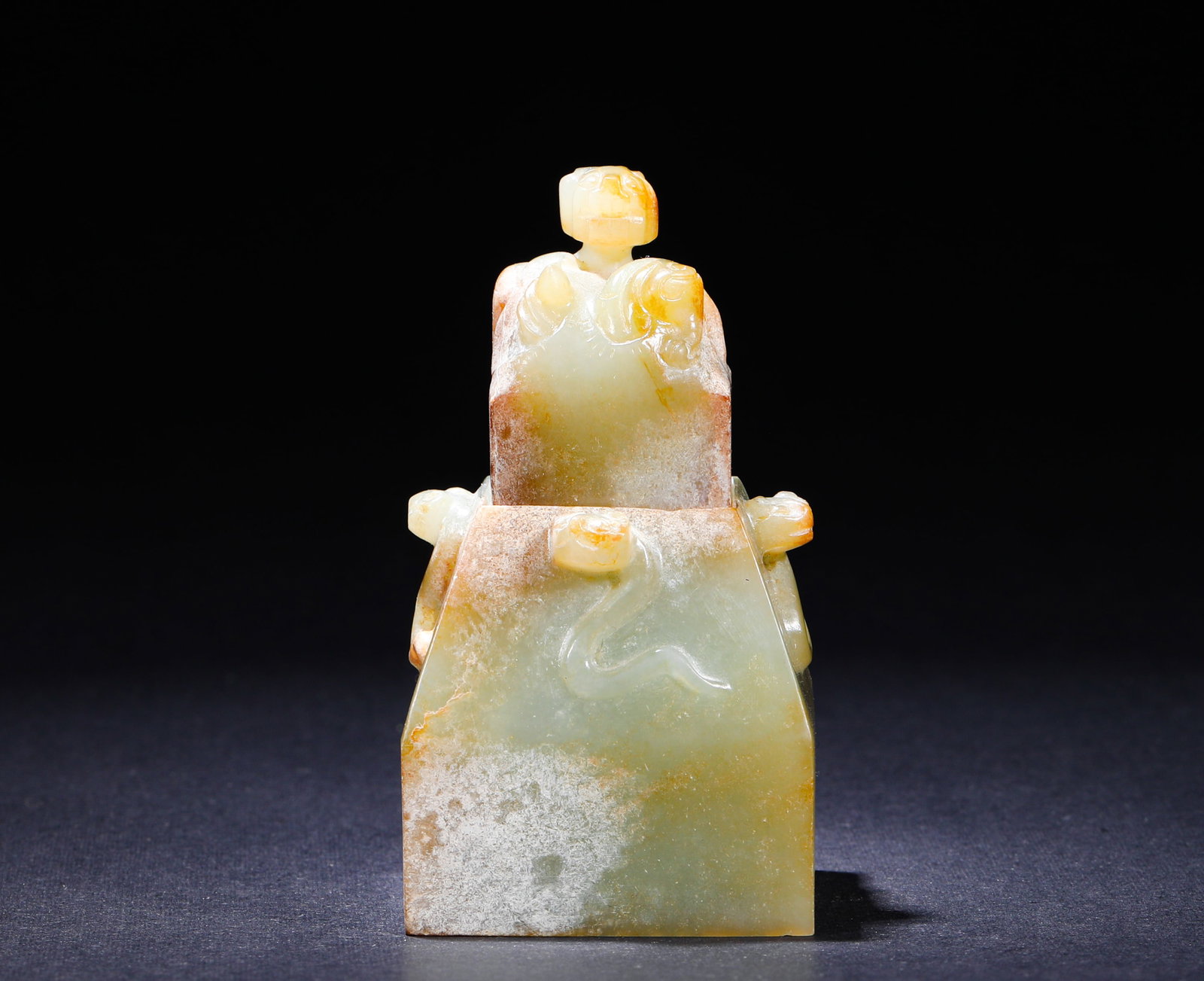 ANCIENT JADE AUSPICIOUS BEAST BUTTON SEAL OF THE HAN DYNASTY: H:6.8cm(2.68in) W:3.7cm(1.46in) Weight:170g(0.37lb)This is an ancient jade seal carved with a mythical beast knob, featuring warm jade texture and natural patina. It is a masterpiece of ancient jade c