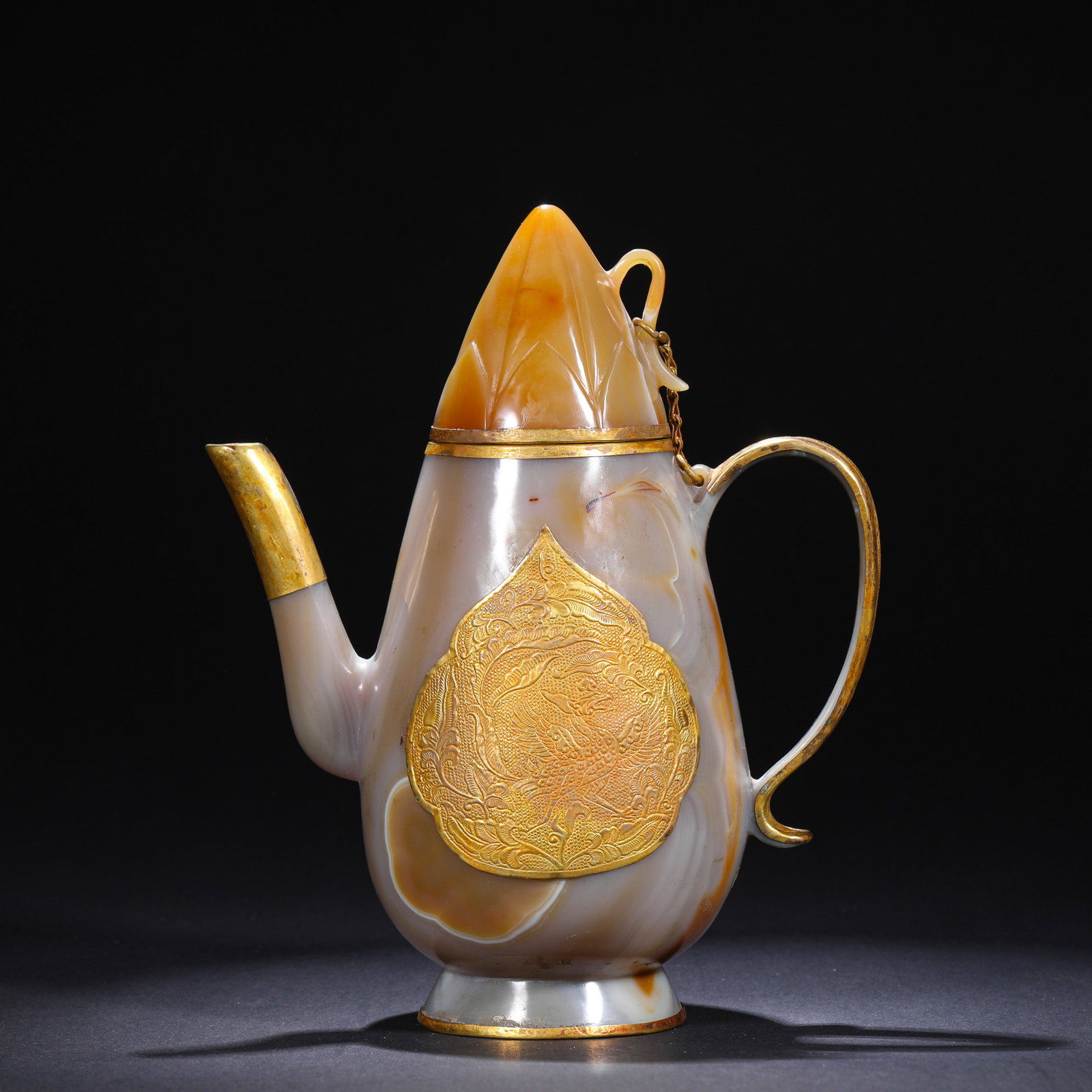 TANG DYNASTY AGATE GOLD-ENCRUSTED FLOWER EWER: H:22cm(8.66in)W:17.5cm(6.89in)Weight:570g