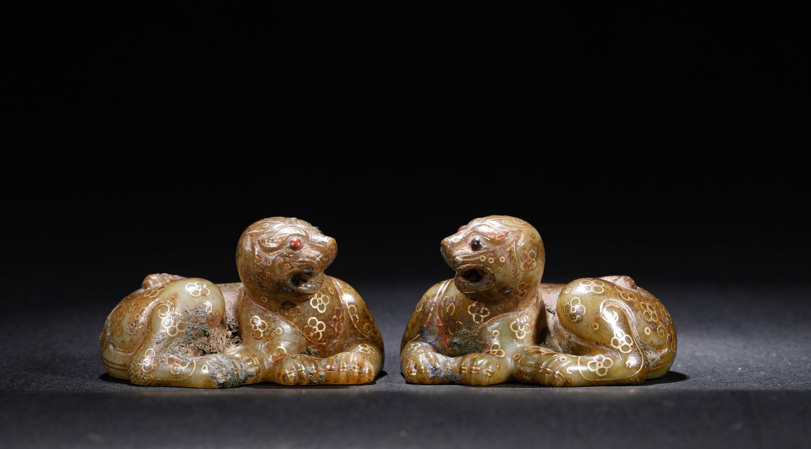 HAN DYNASTY JADE INLAID GOLD AND SILVER INLAID GEMSTONE AUSPICIOUS BEAST RECLINING ORNAMENT: H:3.5cm (1.38in) W:5.8cm (2.28in) Weight:210g (0.46lb) This is a pair of ancient jade reclining auspicious beast ornaments with gold and silver inlay and gemstone inlay, featuring exquisite craftsmans