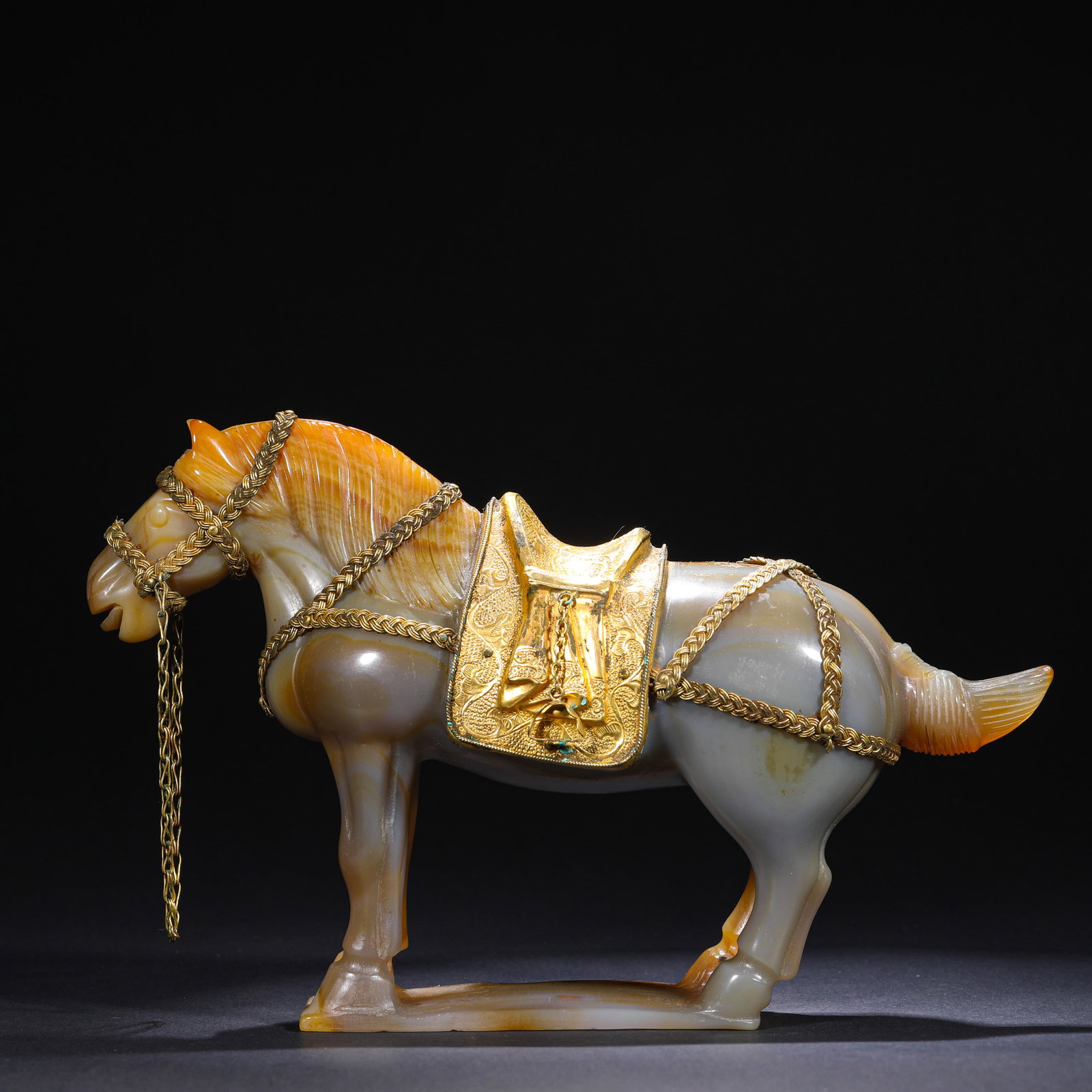 TANG DYNASTY AGATE GOLD-PLATED HORSE ORNAMENT: H:18cm(7.09in)W:26cm(10.24in)Weight:1930g