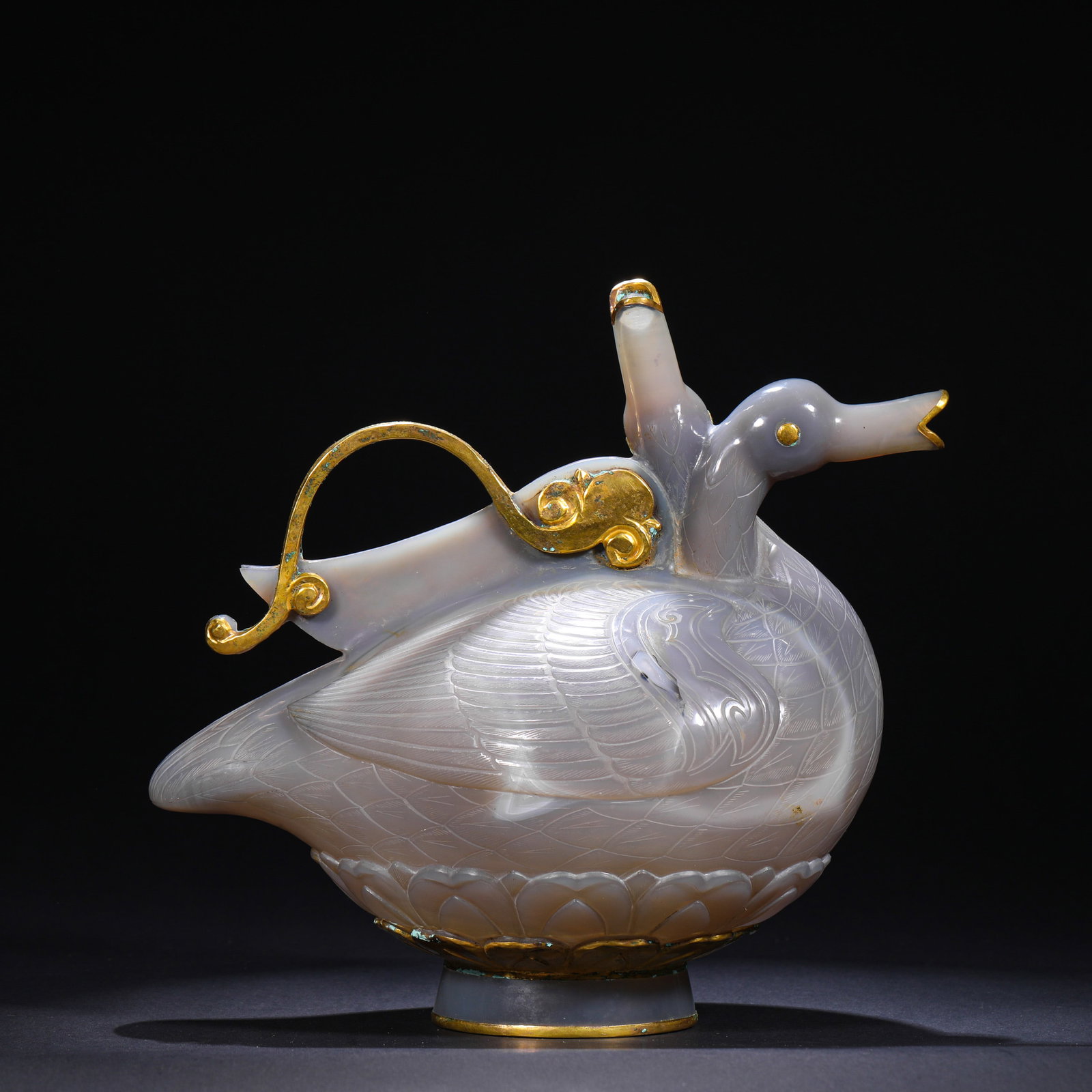 TANG DYNASTY AGATE GILDED DUCK-SHAPED EWER: H:23cm(9.06in)W:22cm(8.66in)Weight:910g